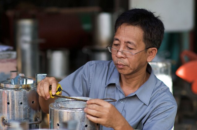 This Cooker Uses Rice Husks as a Cheap, Green Fuel Source