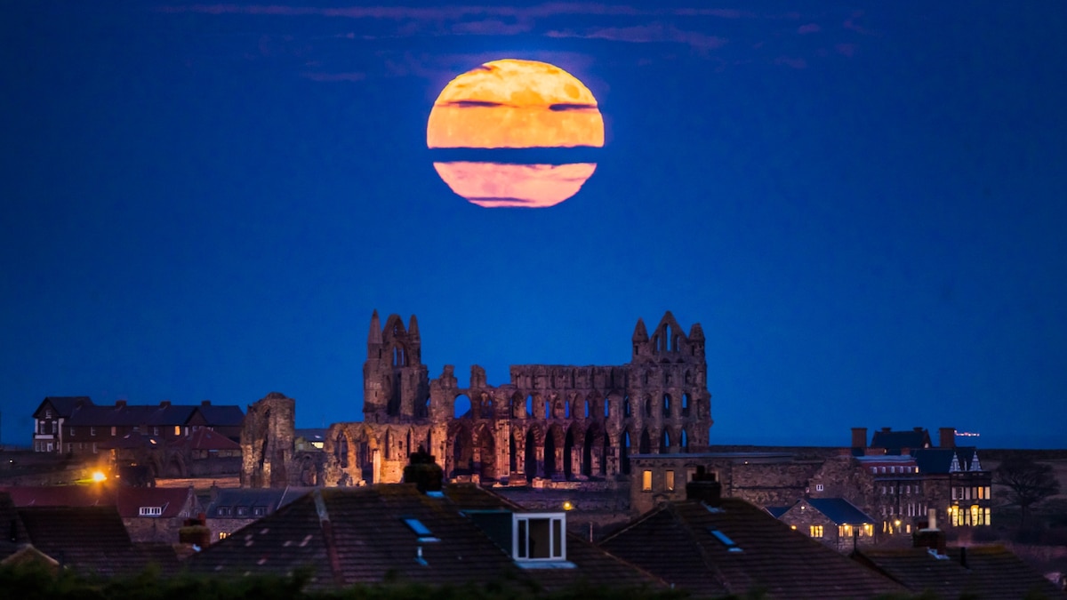 December Meteor Showers & Supermoons: 2025 Guide