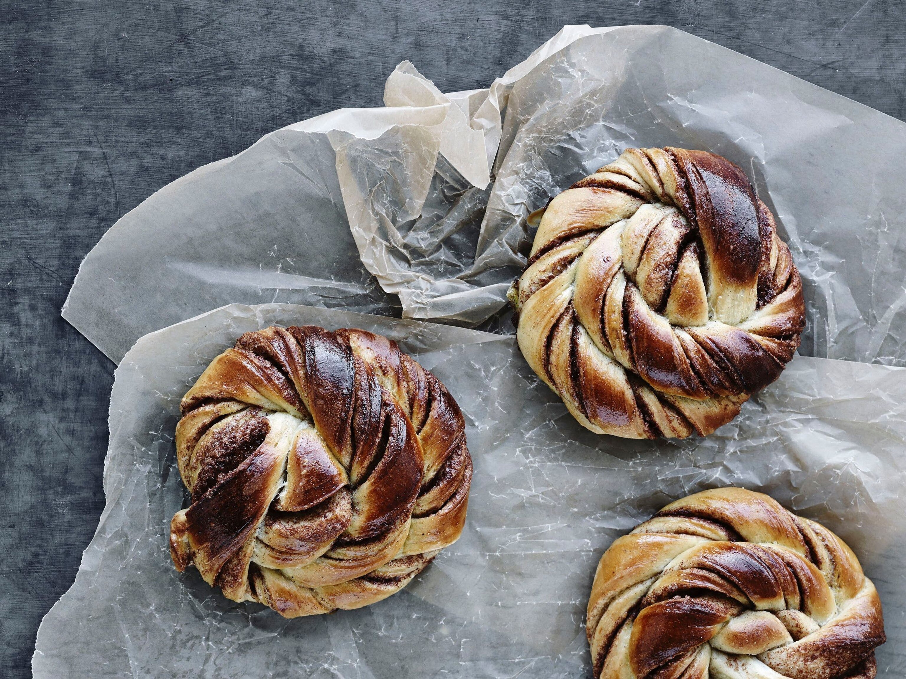 The finished product: a batch of Danish kanelsnurrer, fresh from the oven.