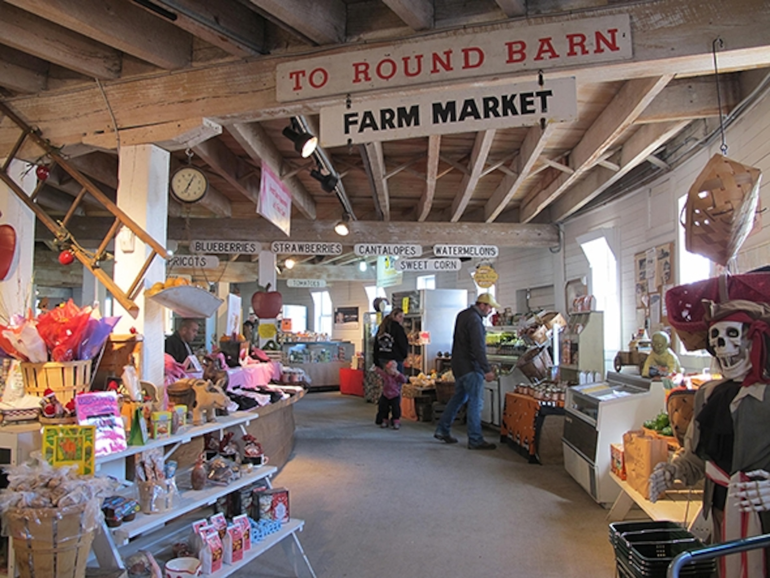 The farm market at the Round Barn, one of the last remaining structures of its kind (Photograph by Leslie Magraw)