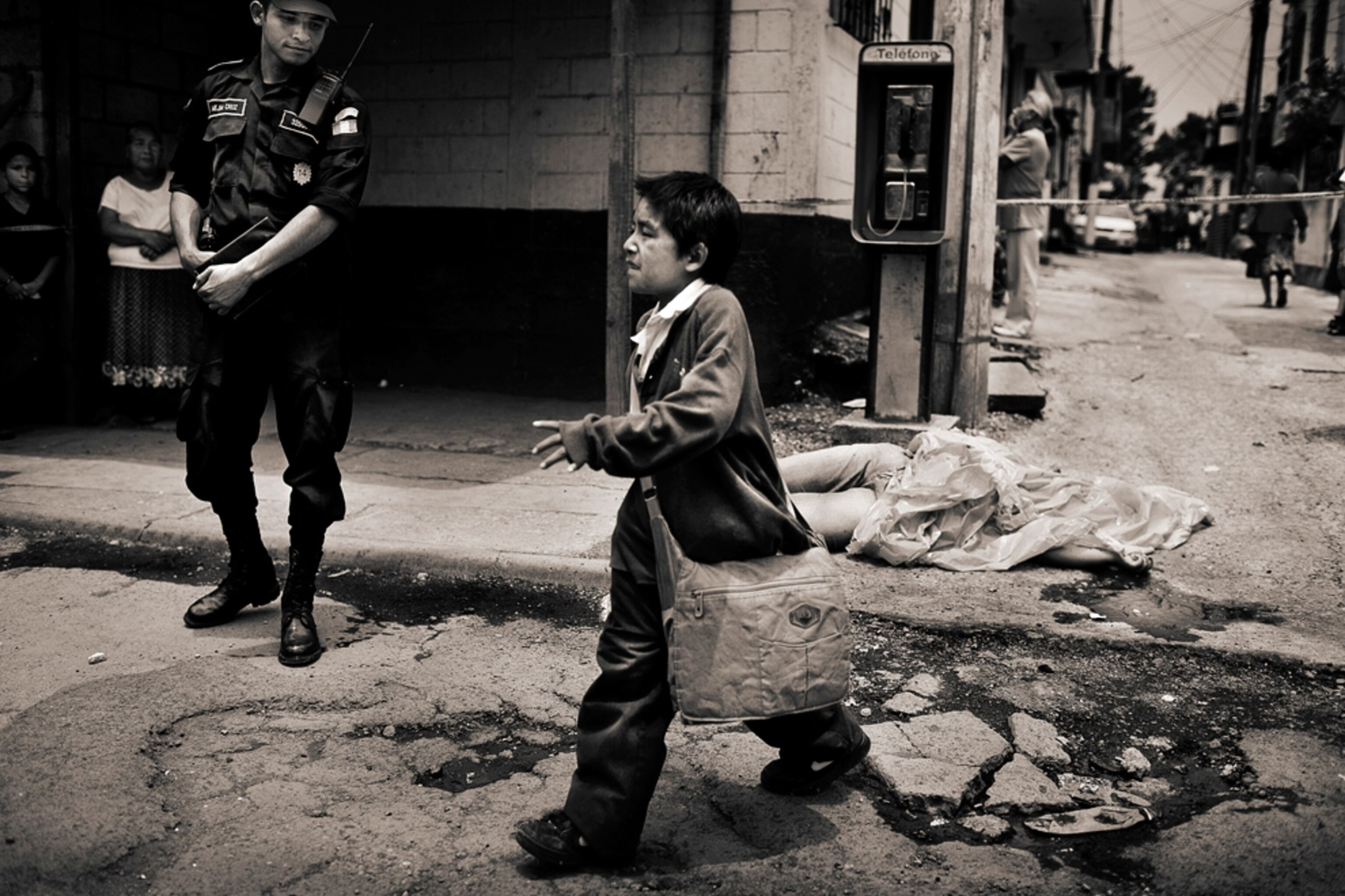 Dead body picture: "Contemporary Issues" winner, professional category -- dead body in Latin America