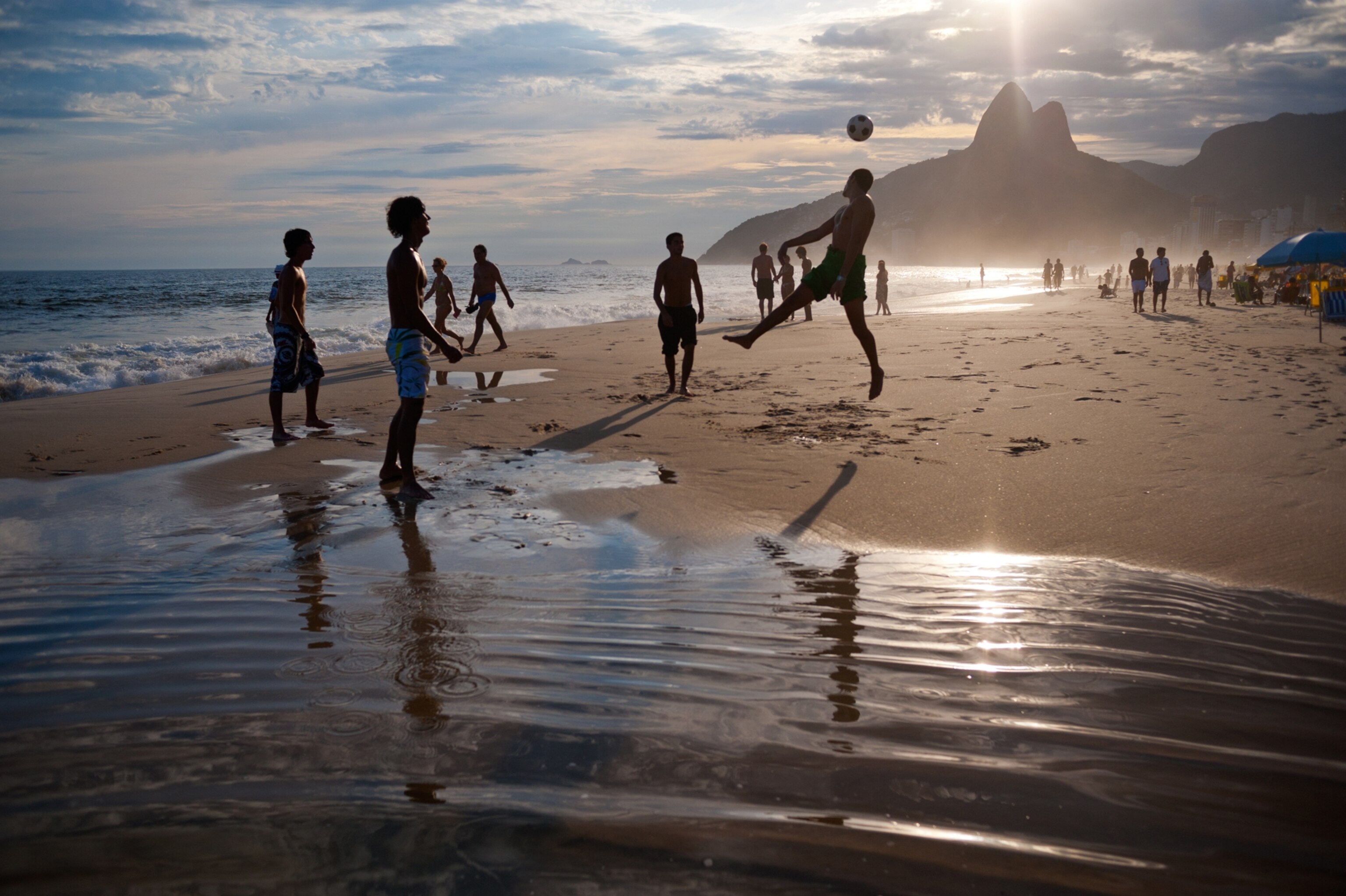 beachgoers playing a game of altinho