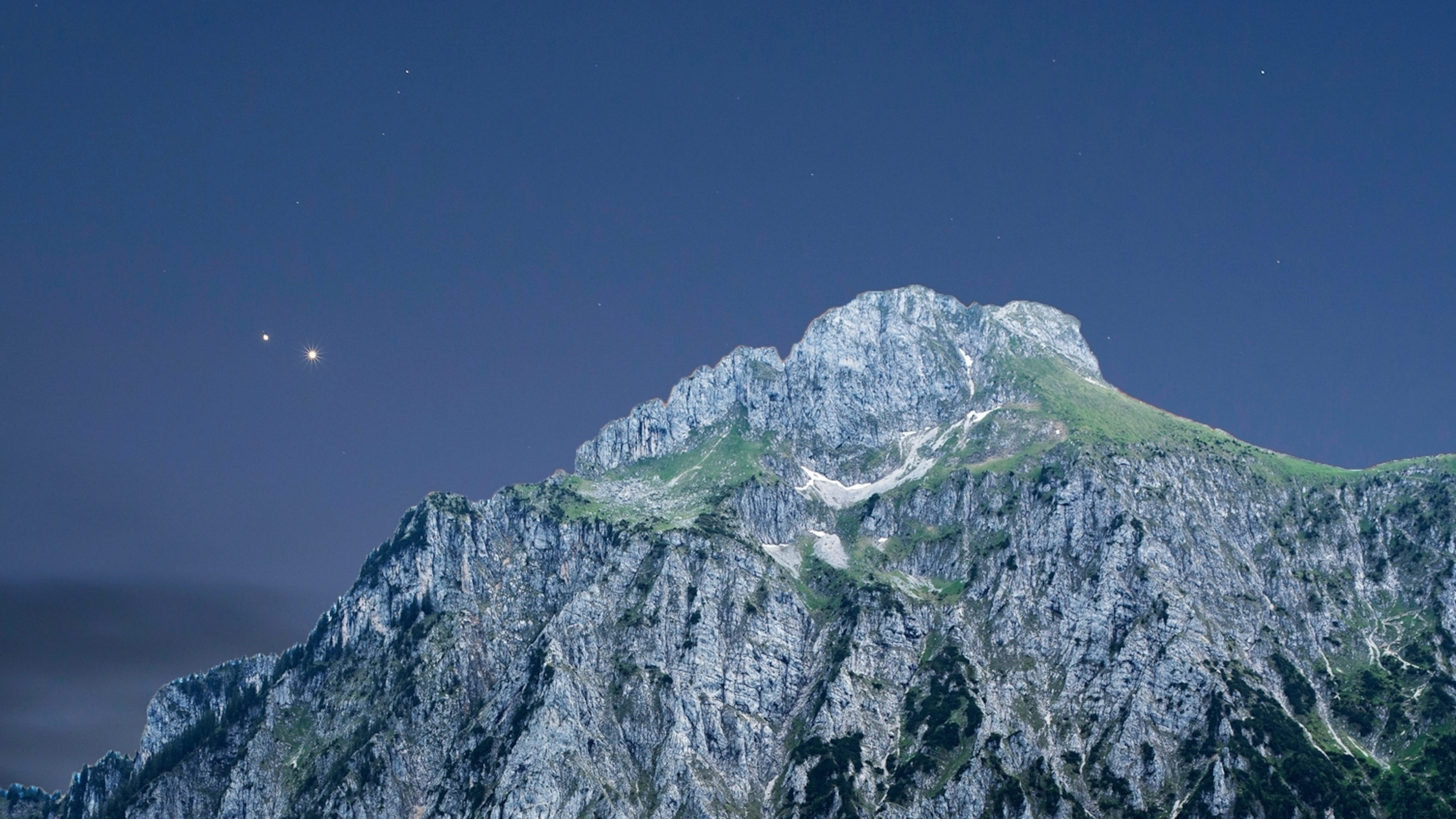 How to see the 'cosmic kiss' of Jupiter and Venus in the night sky
