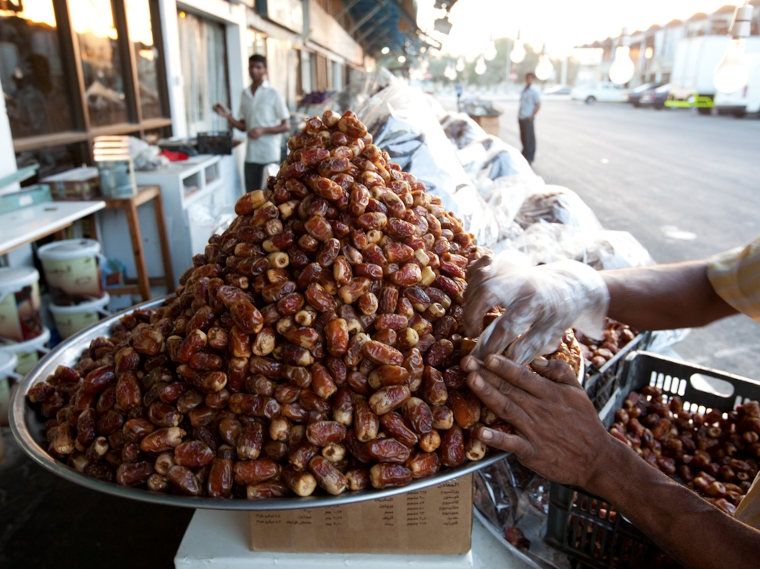 Large tray of dates (photo)