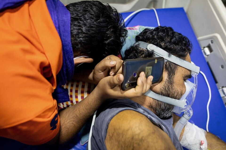 Son plays music for hospitalized father suffering from COVID-19.