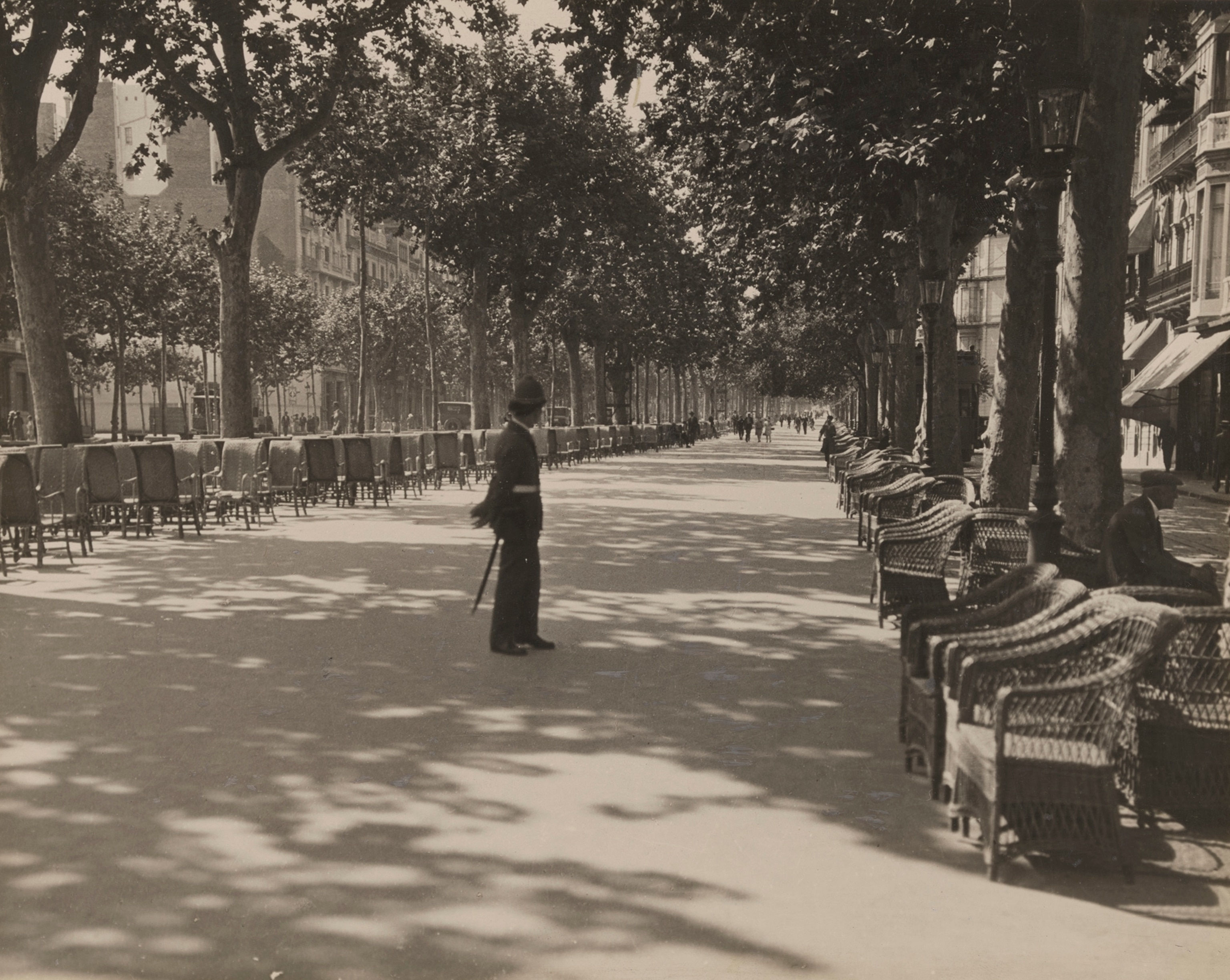 Paseo de Garcia is lined on both sides with double rows of chairs for those who tired of walking.