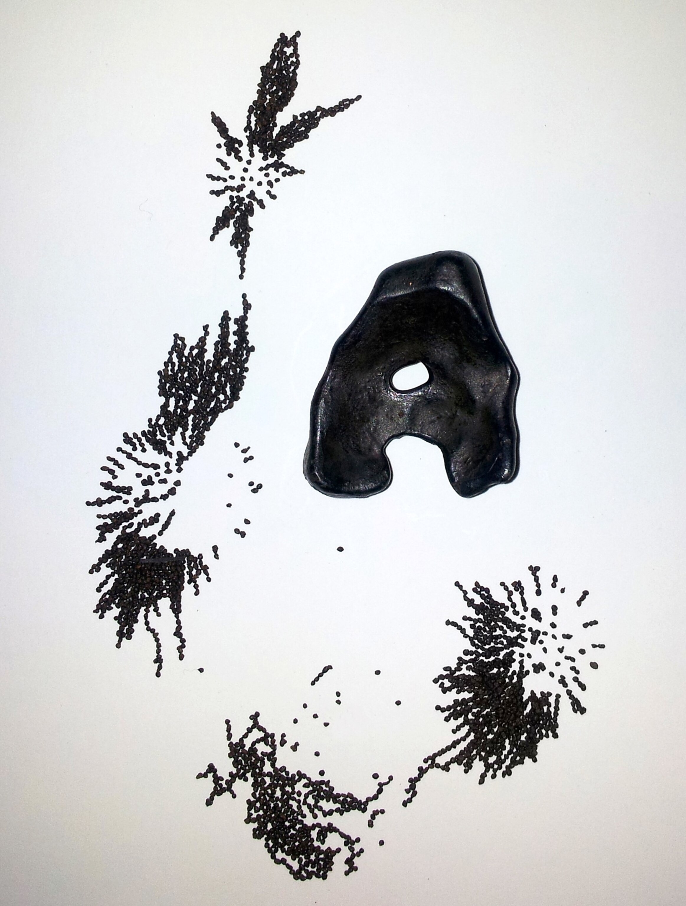 Meteorite fragments in magnetic patterns