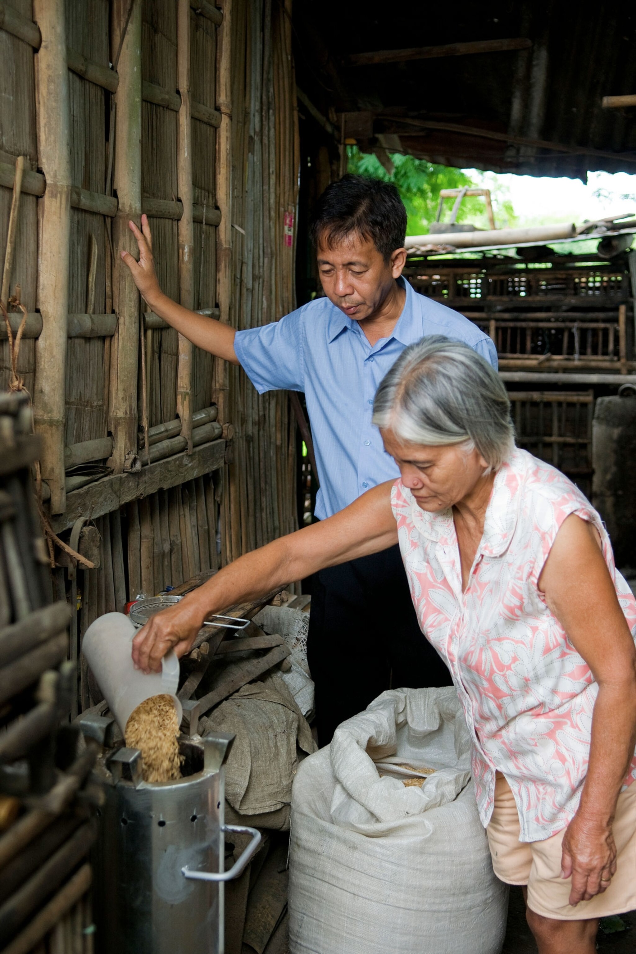 This Cooker Uses Rice Husks as a Cheap, Green Fuel Source