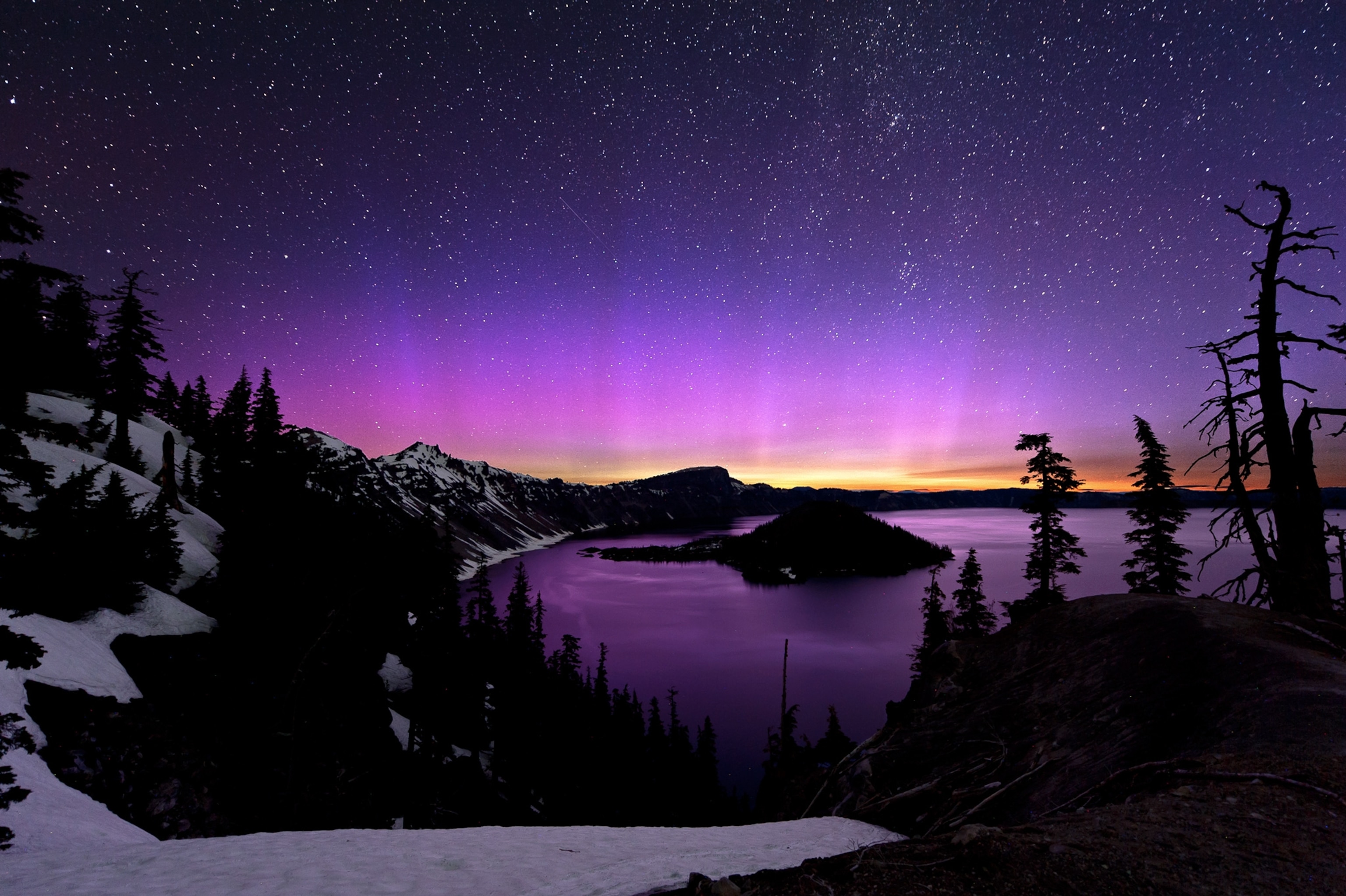 Aurora picture: northern lights over Crater Lake