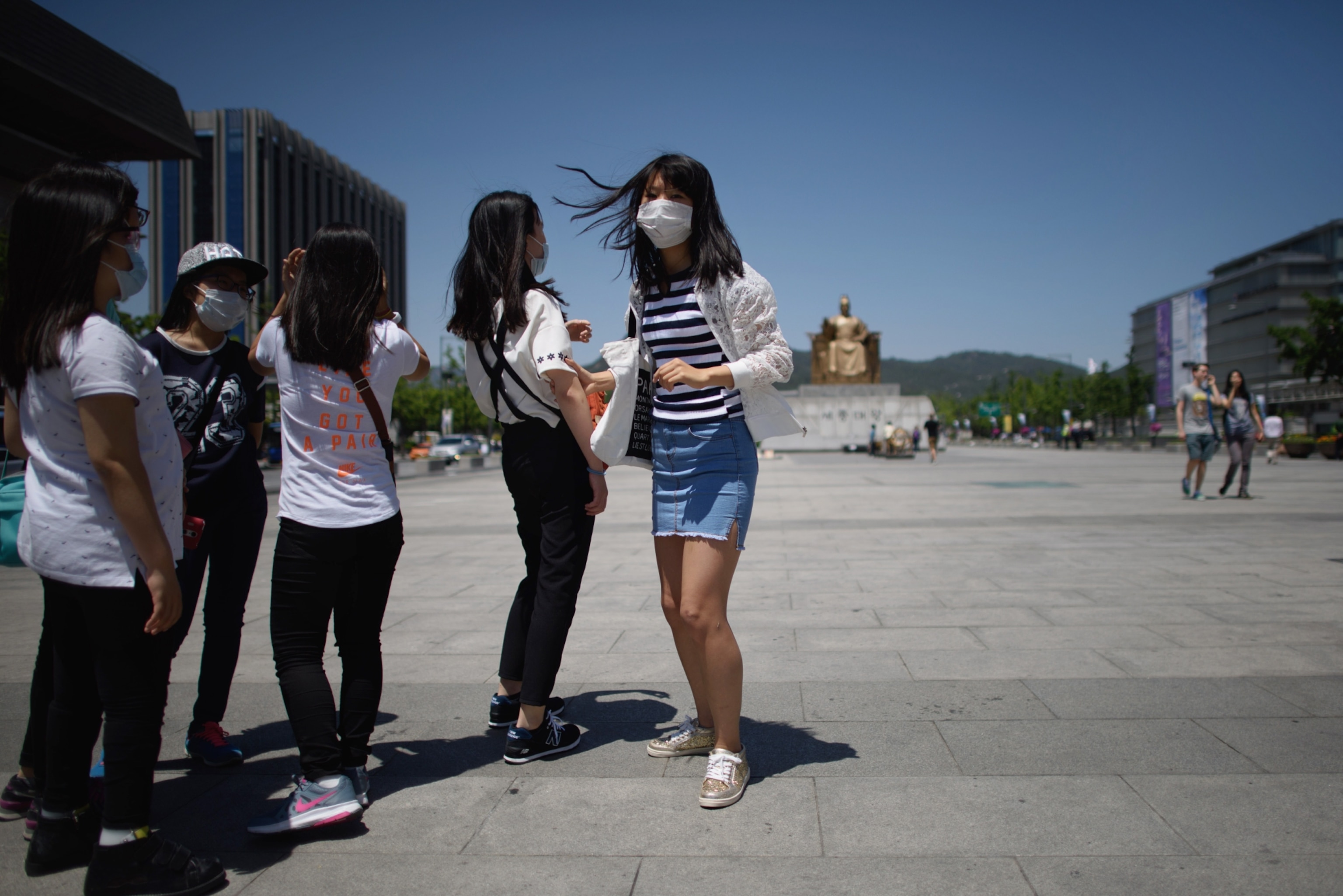 people in south korea with masks against mers