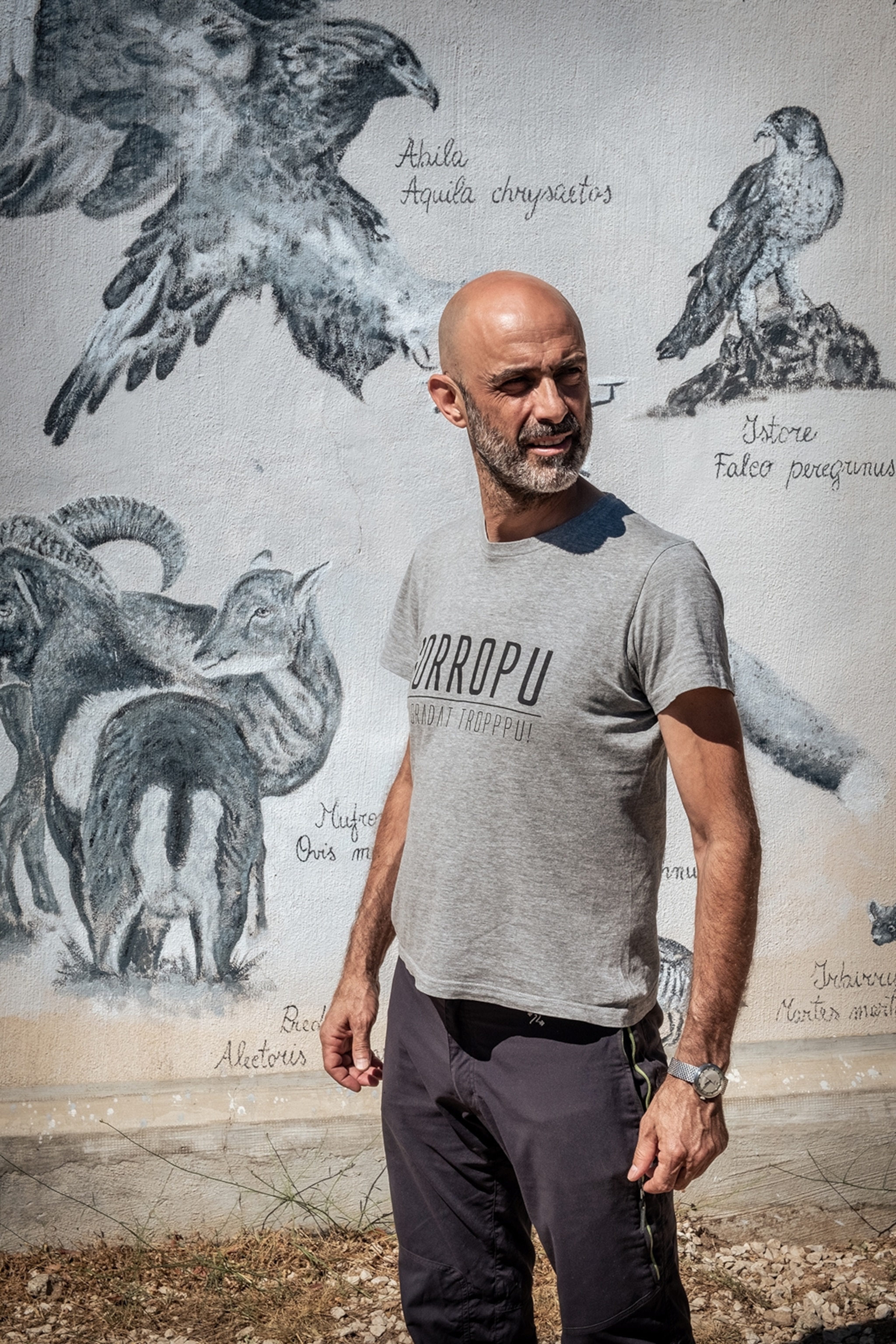 a man in a grey t-shirt