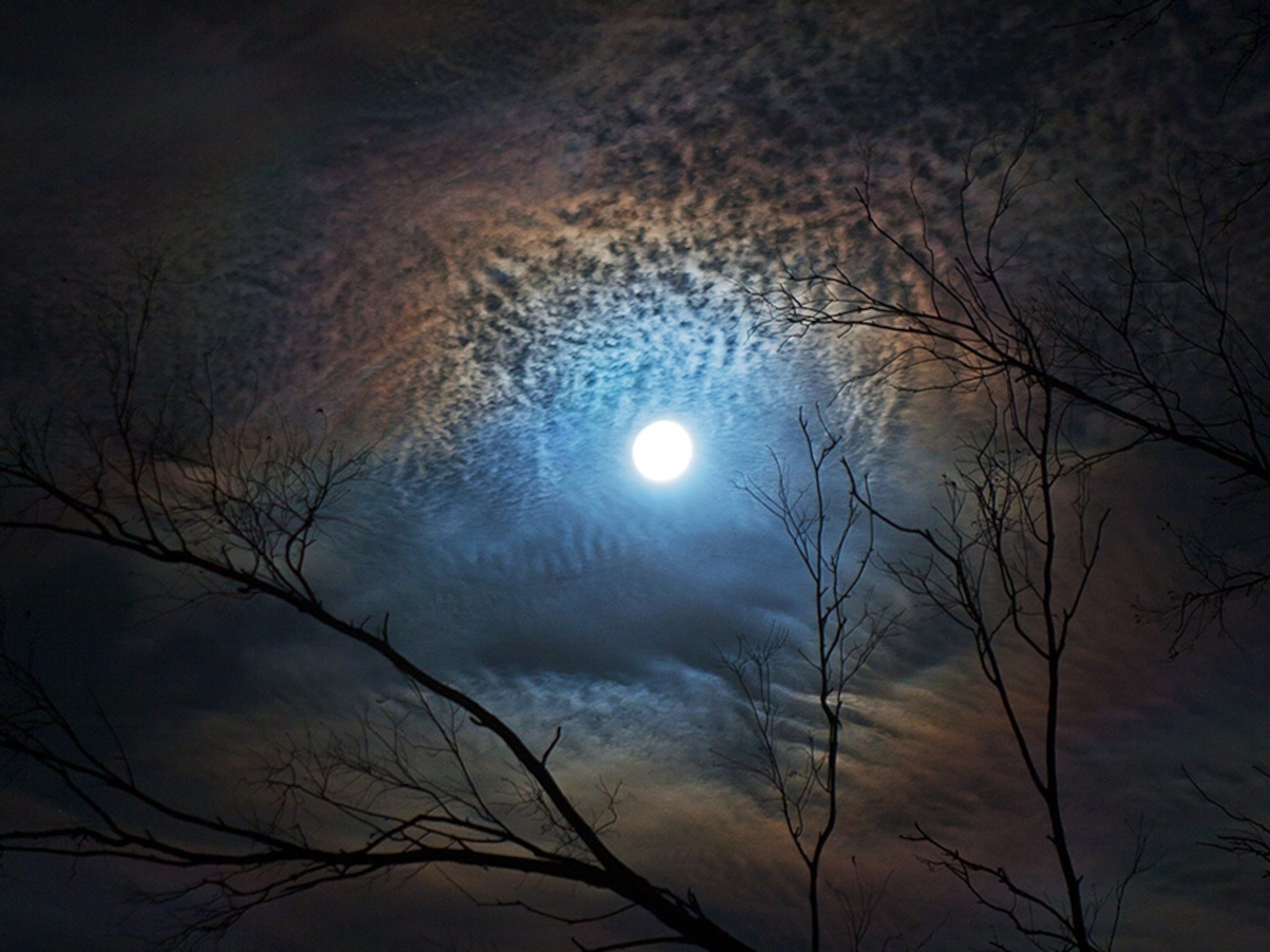 Moon picture: a colorful halo around the moon