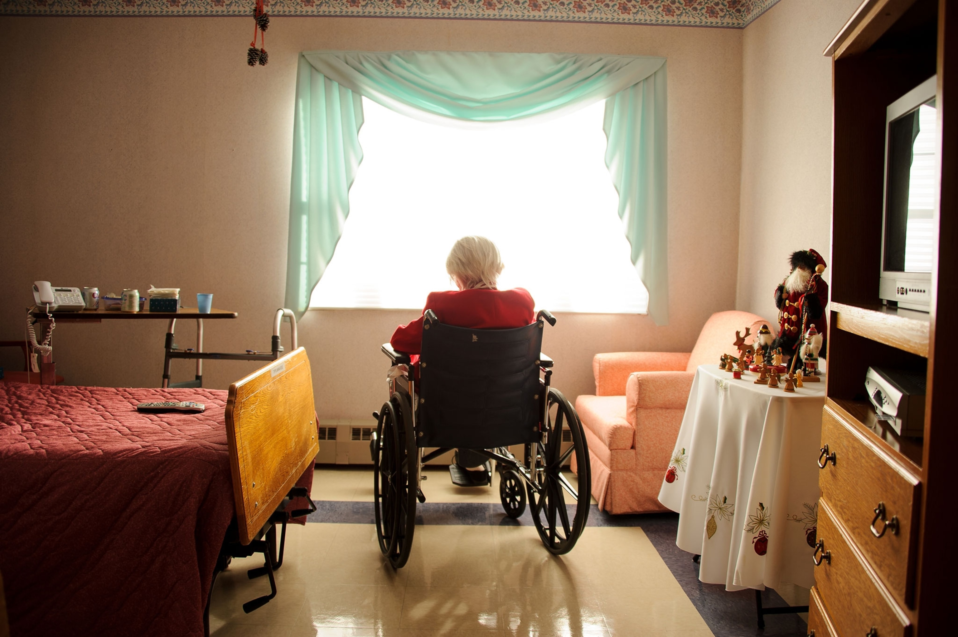woman sitting in wheelchair