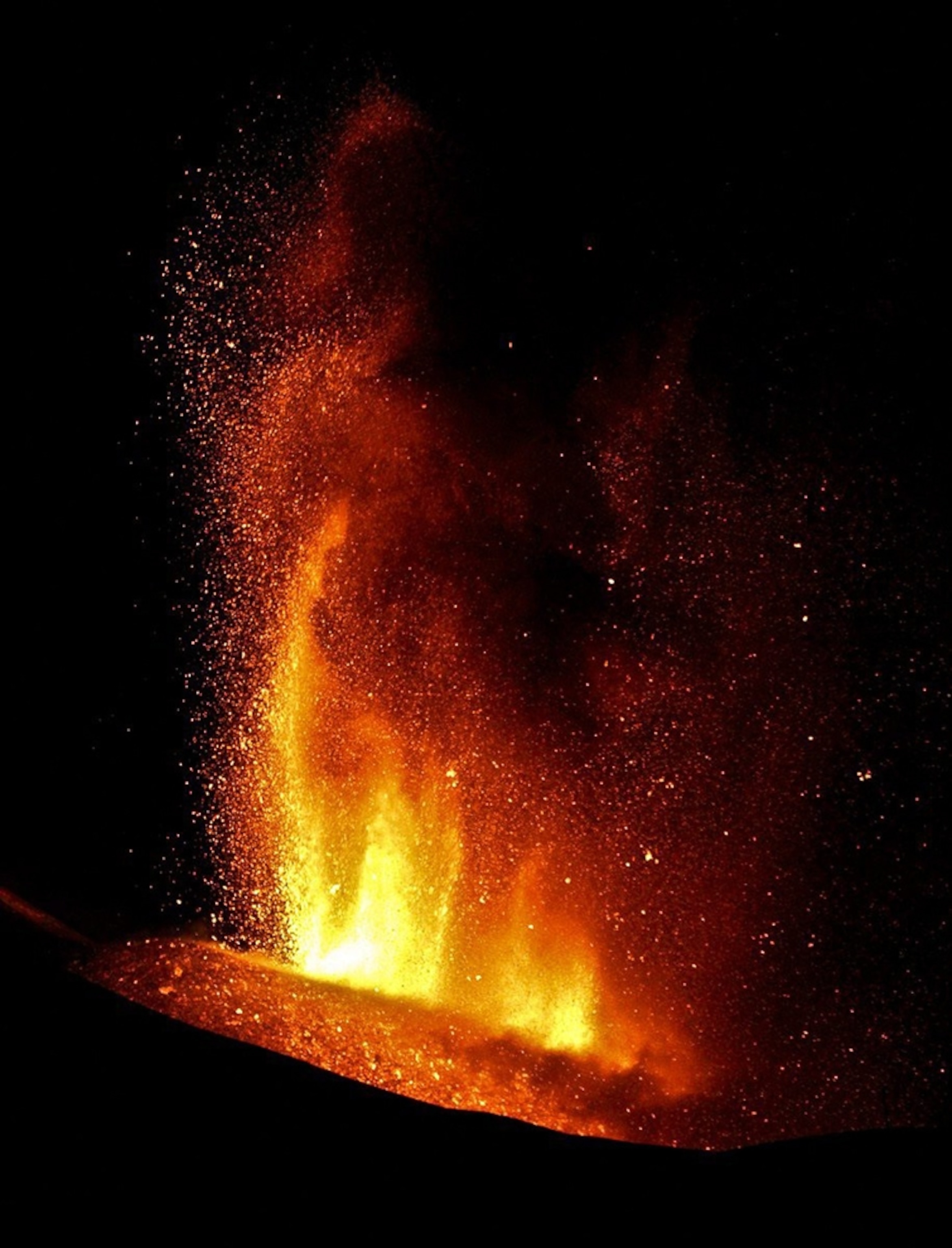 Mount Etna picture: Italy volcano eruption with fiery lava columns on July 30