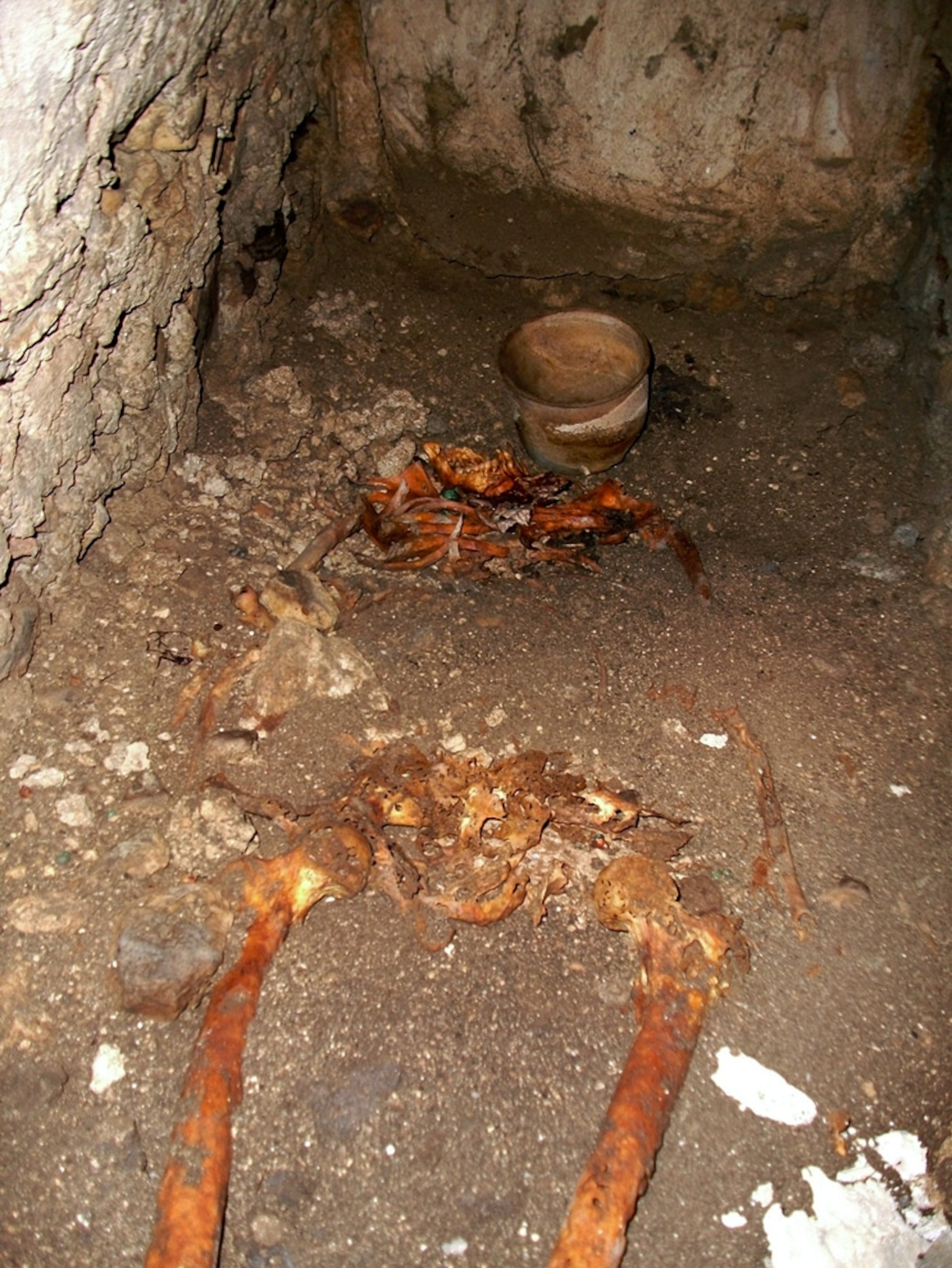 Remains buried with pottery and jade ornaments.