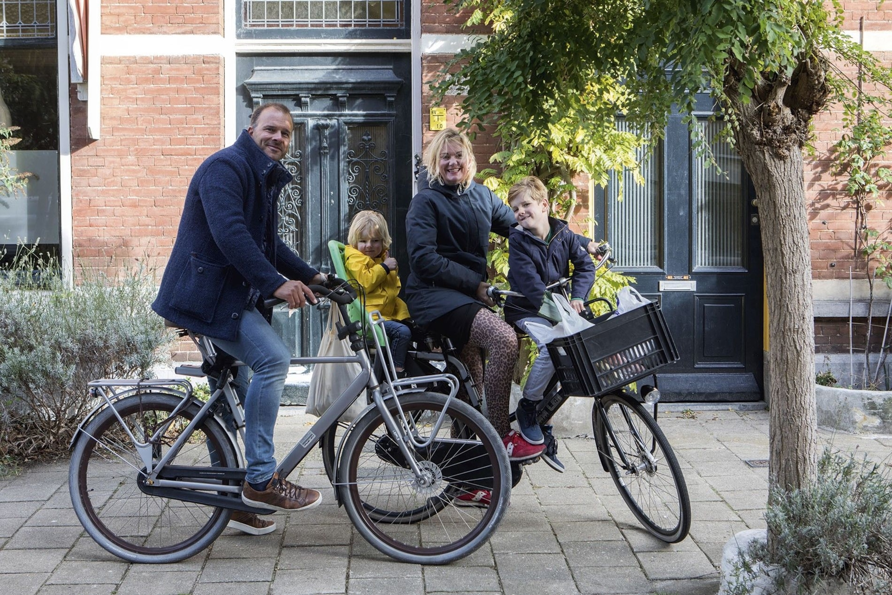 Janneke, Just, Ole and Otto on their way back from the shops.
