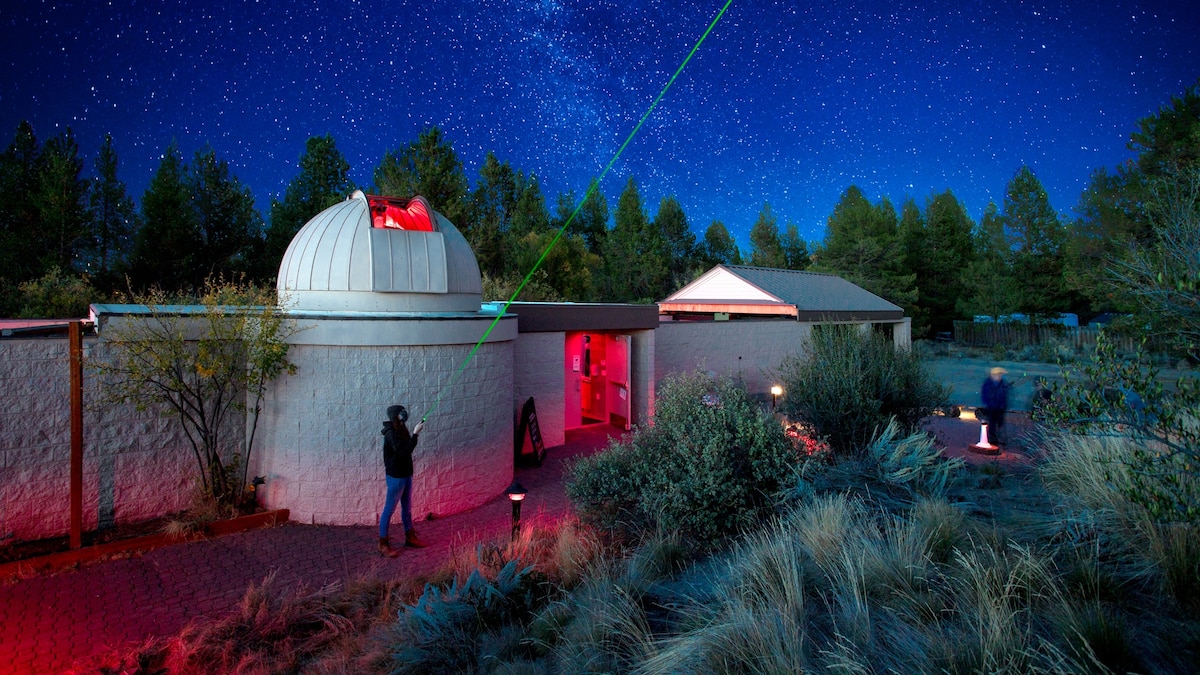 5 stargazing destinations, 1 night sky—and 2 ways to see it