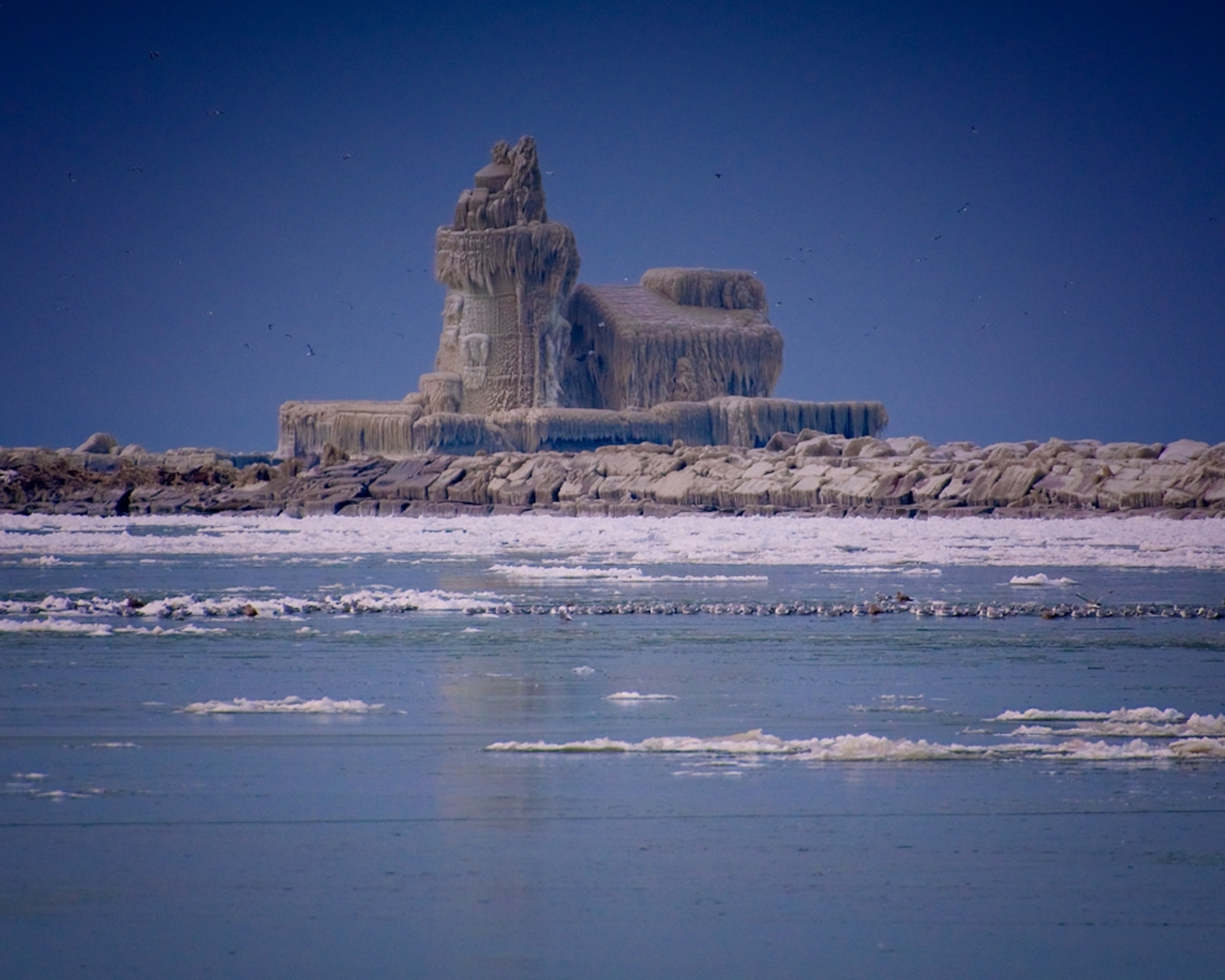 Lighthouse covered in ice in Cleveland, Ohio, on Lake Erie (picture)