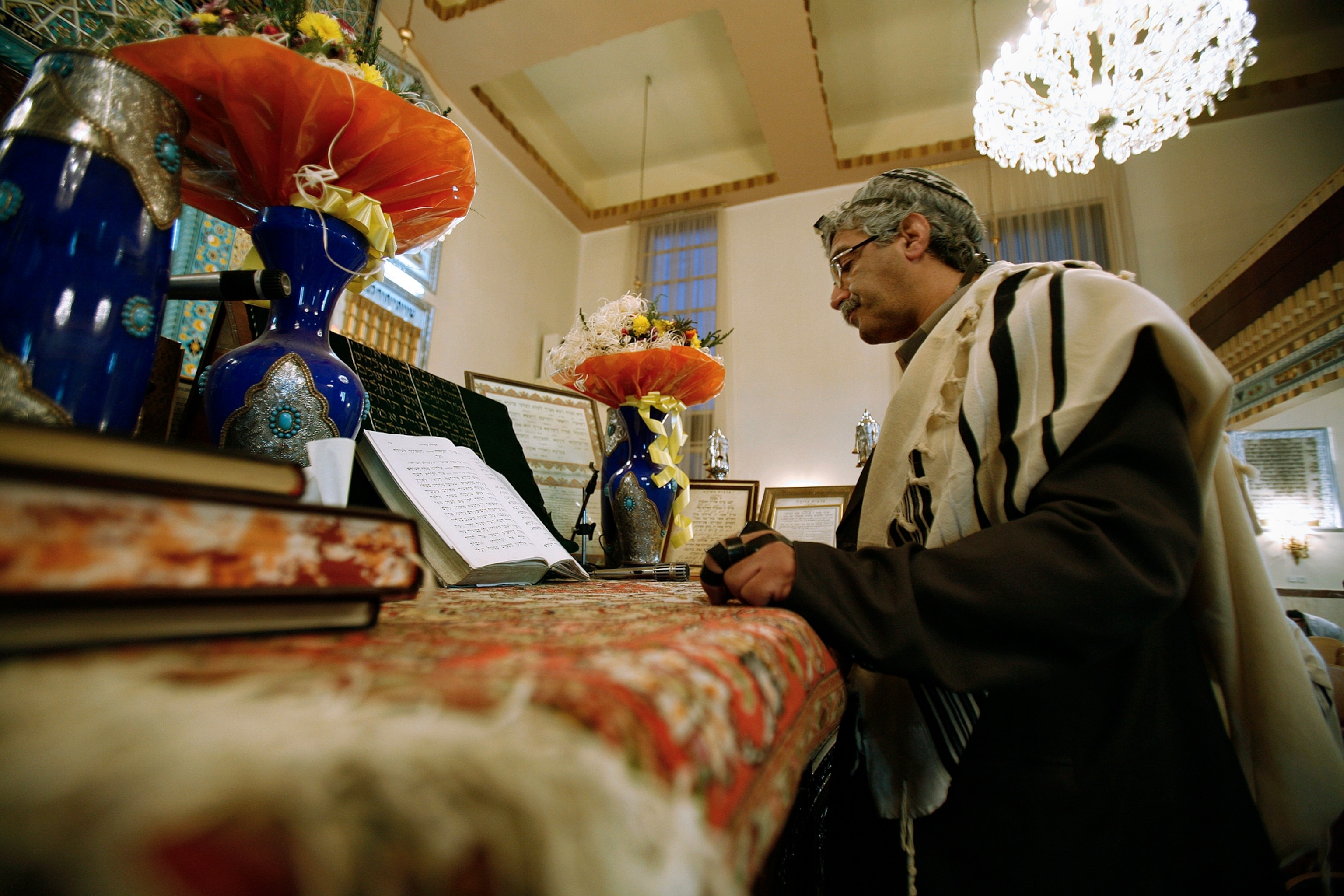 An Iranian Jew prays at the Yousefabad Synagogue in Tehran November 23, 2006. Iran is home to about 25,000 Jews, the largest Jewish population in the Middle East outside Israel.