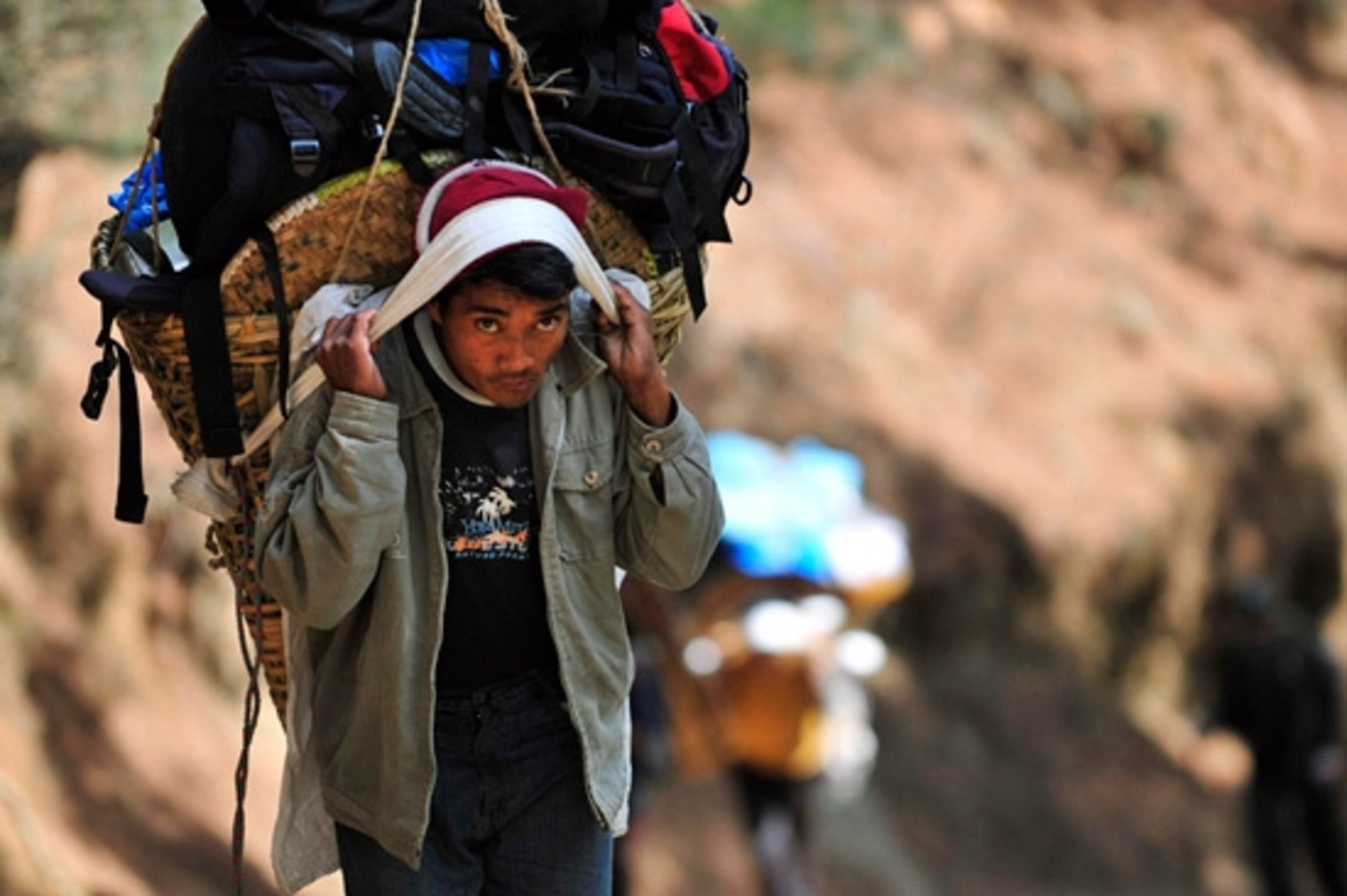 A porter makes his way up the greuling 2000 foot climb to Namche Bazaar