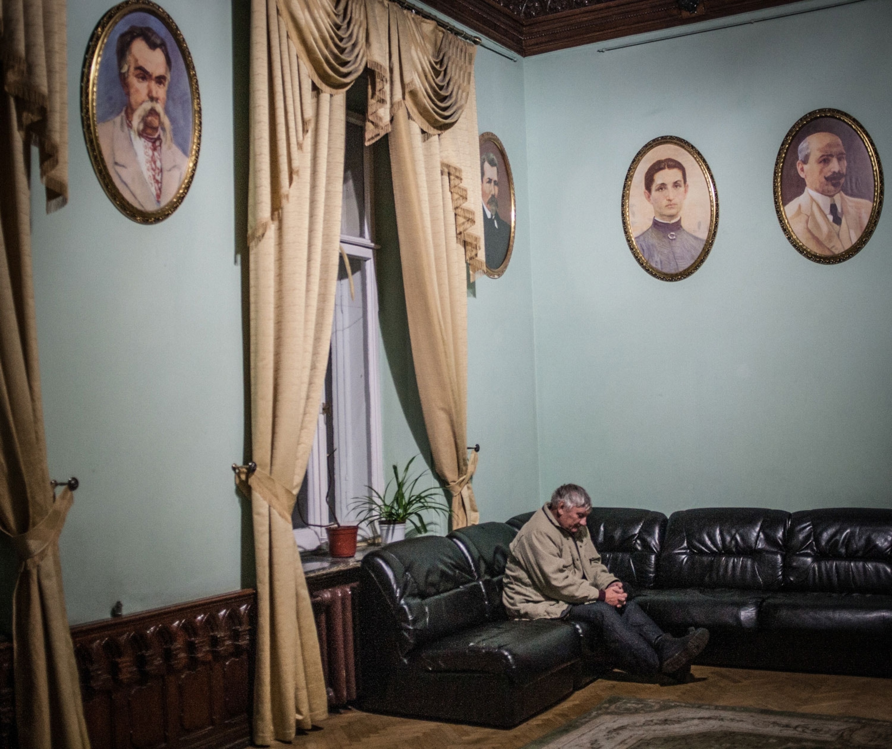 Paintings of Ukrainian writers decorate the hall of the PEN club.
