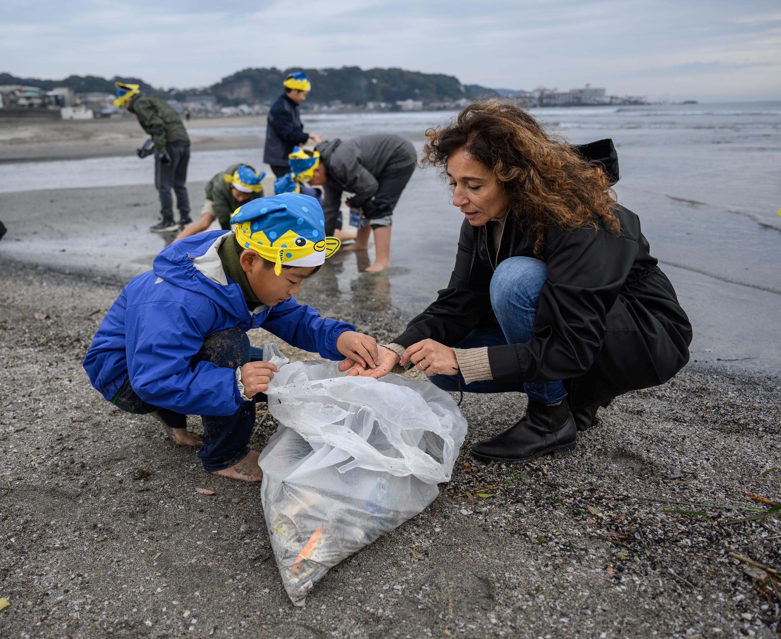 Elisabetta Zavoli, SEA BEYONDer (Goodwill Ambassador of the project) and National Geographic Explorer, joins the beach cleanup on Yuigahama Beach.