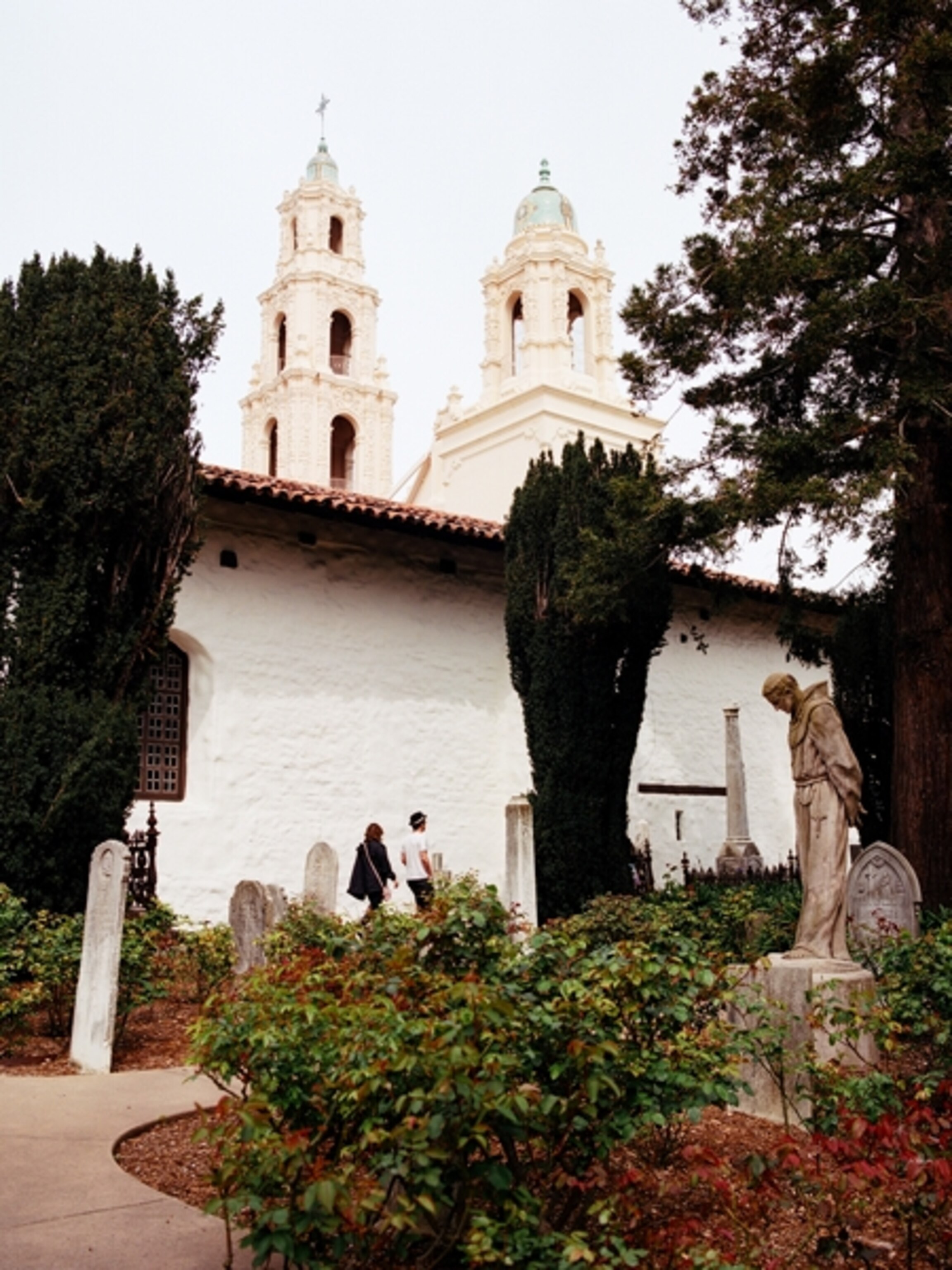 Couple walking at Mission Dolores, San Francisco