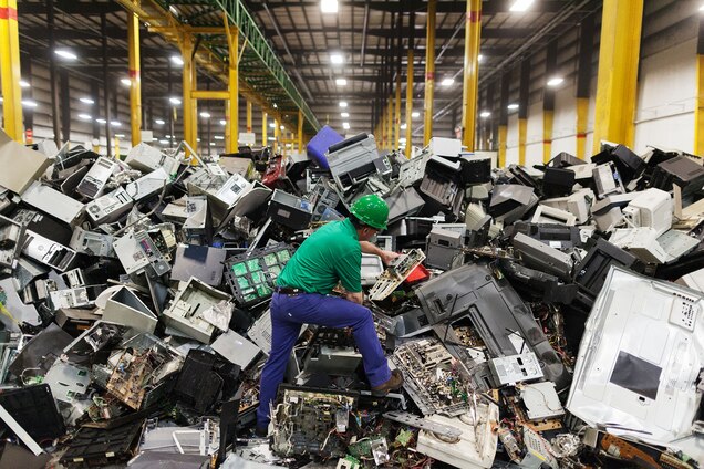 Each U S Family Trashes 400 Iphones Worth Of E Waste A Year