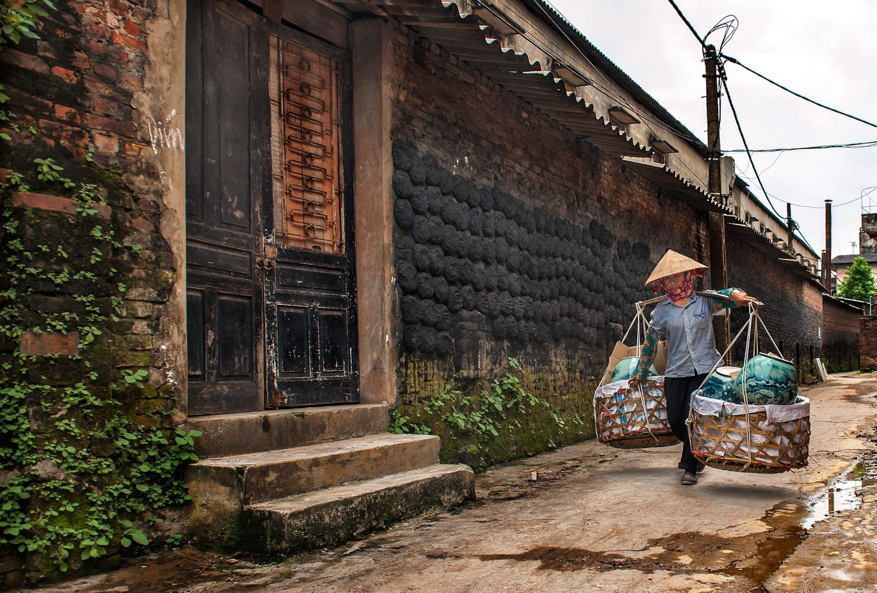 round black objects that stick on the wall are coal.