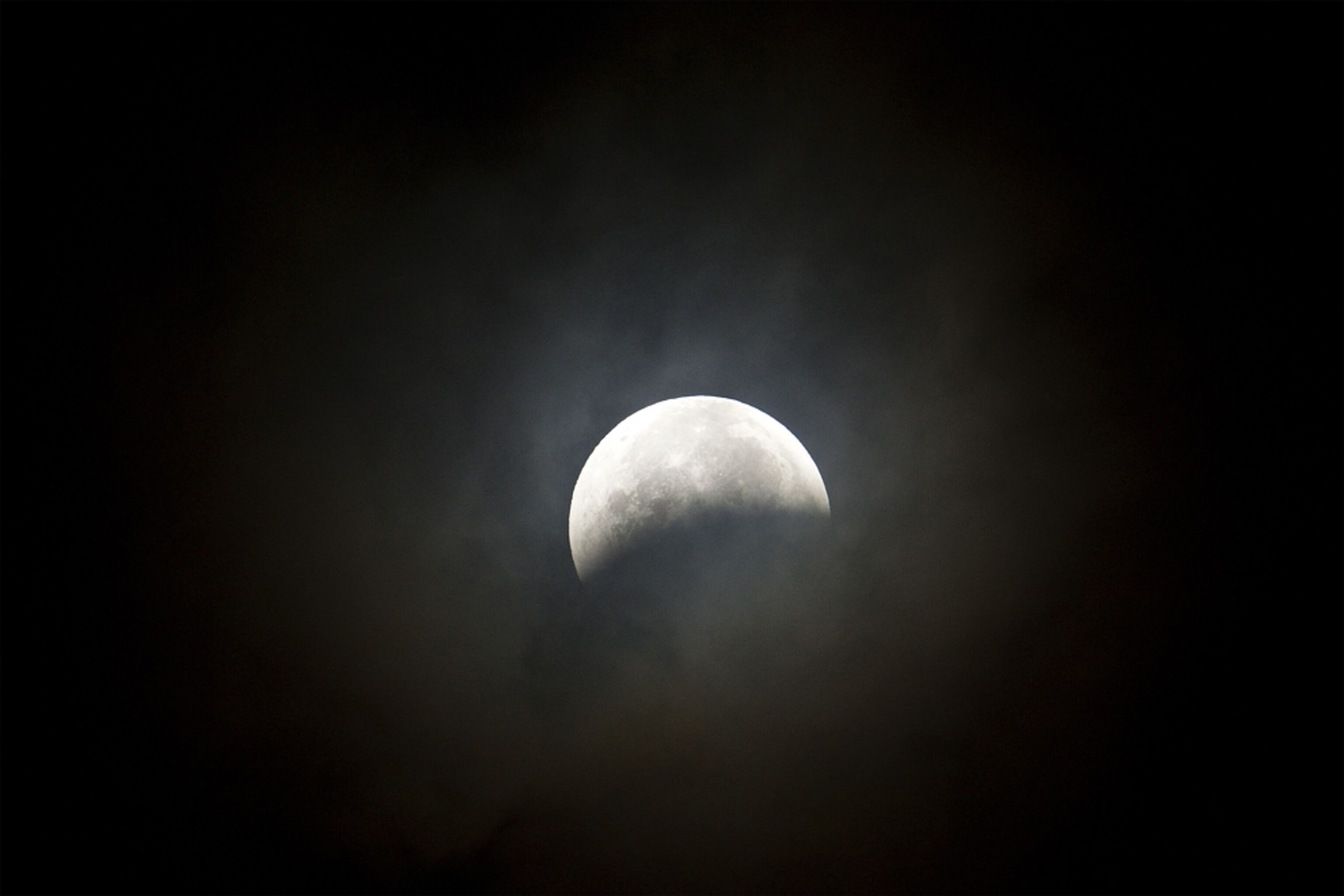 Lunar eclipse in the hours just after December 20th, 2010, over New York City (picture)