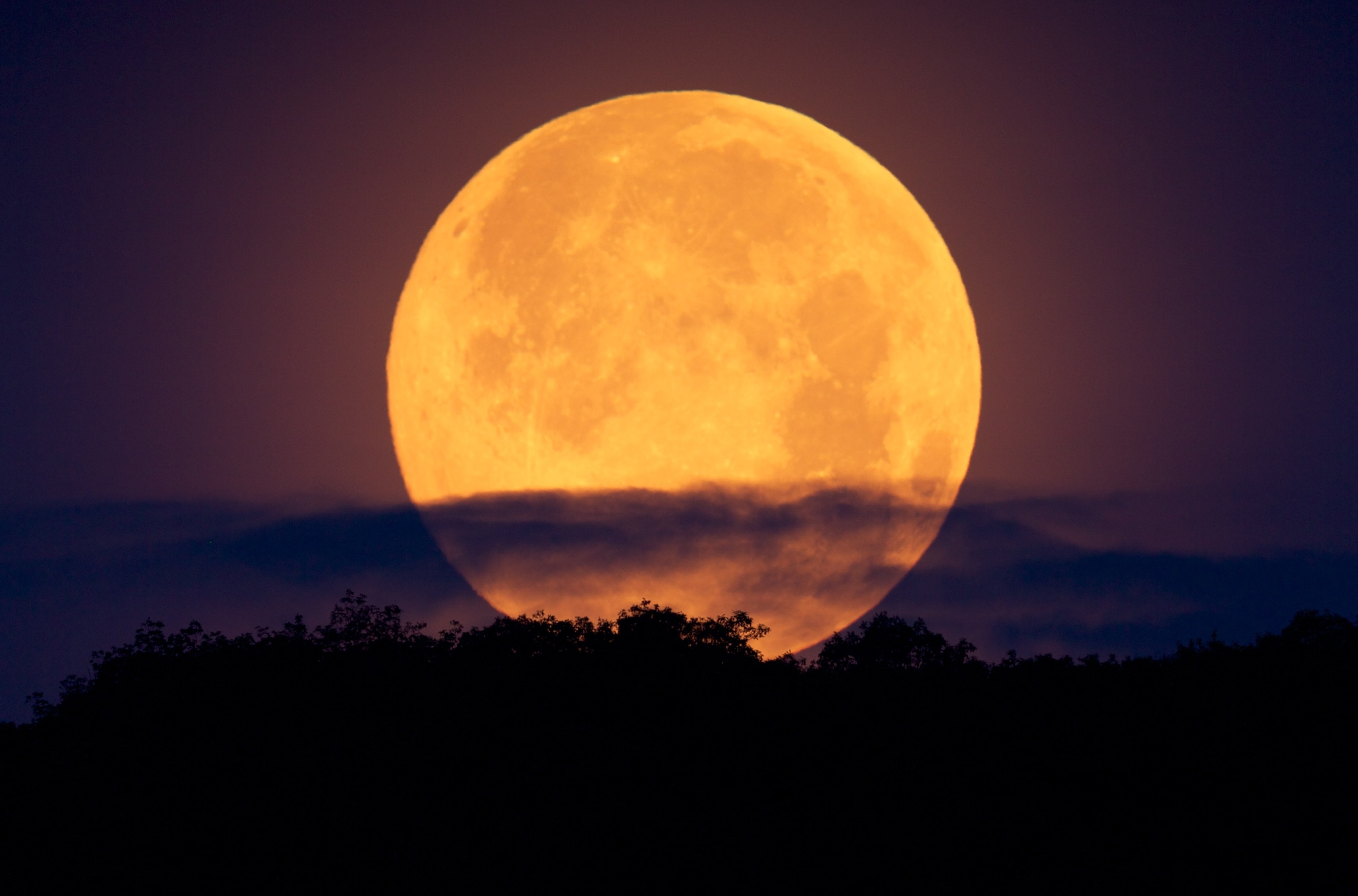 the supermoon from Connecticut-based photographer Scott Tully
