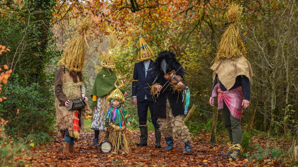 These masked singers carry on an Irish Christmas tradition - Vimarsana News