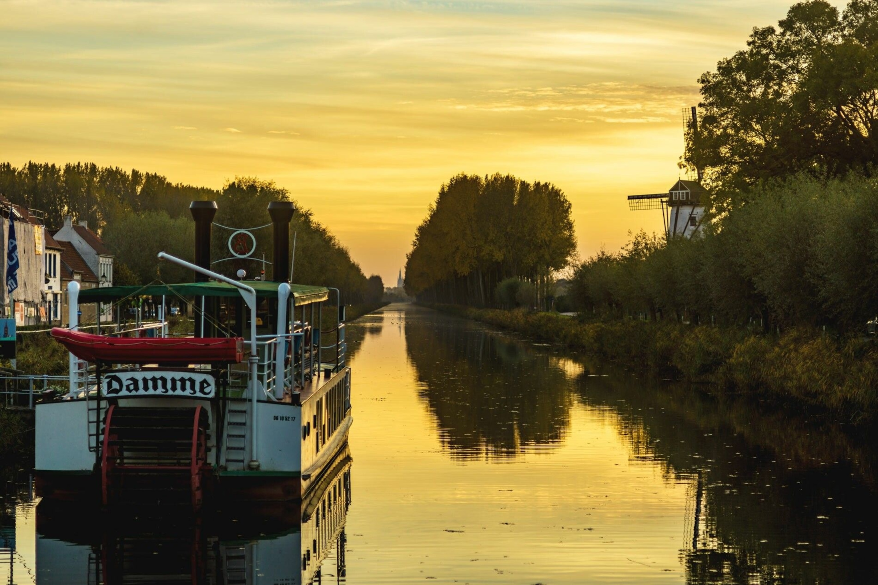 The nostalgic river boat ‘Lamme Goedzak’ at dusk.