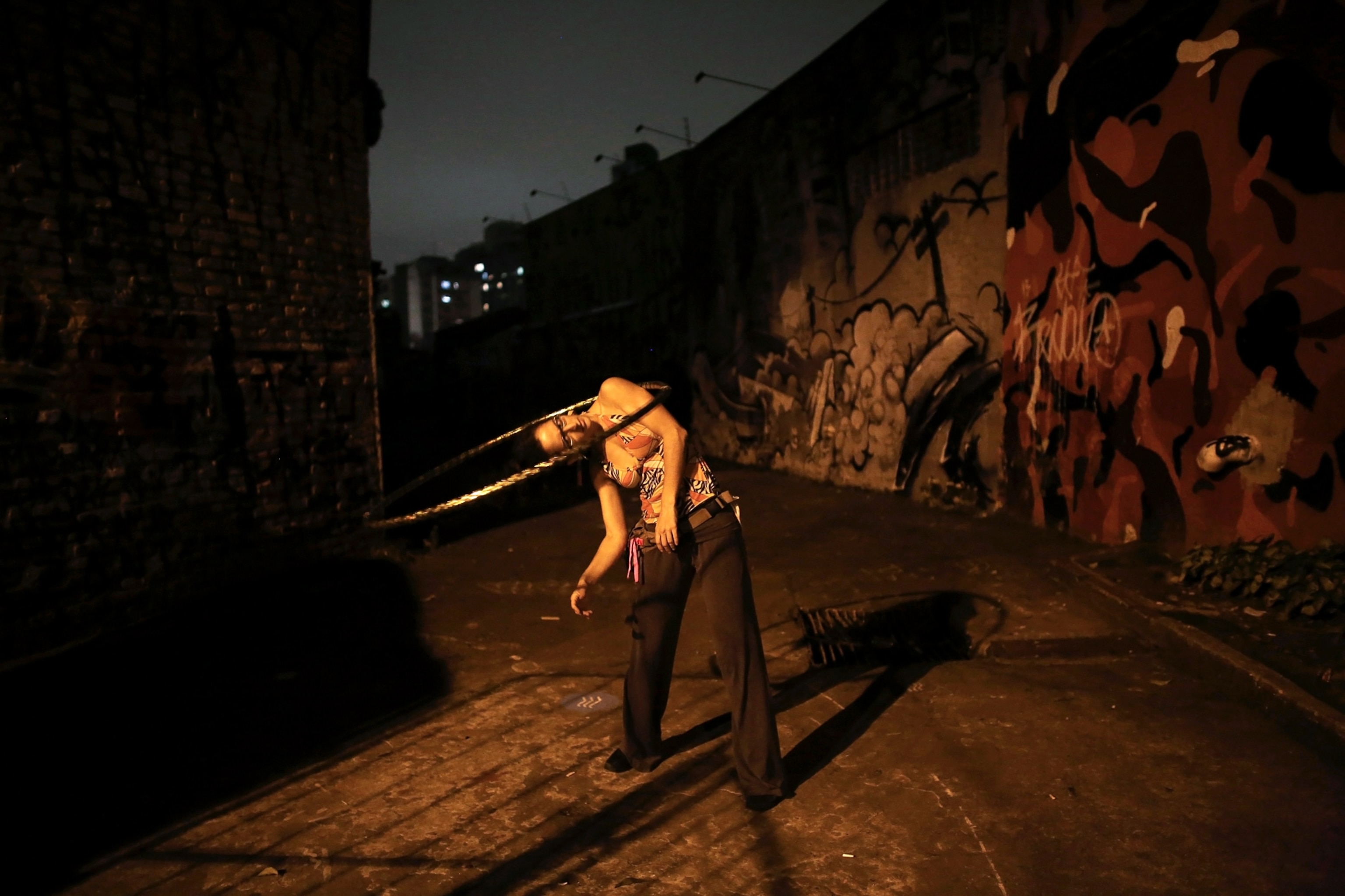 Circus of the Alley - A picture of a juggler performing with a hula hoop in São Paulo, Brazil