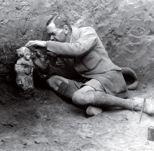 Sir Leonard Woolley uncovers a Mesopotamian statuette
