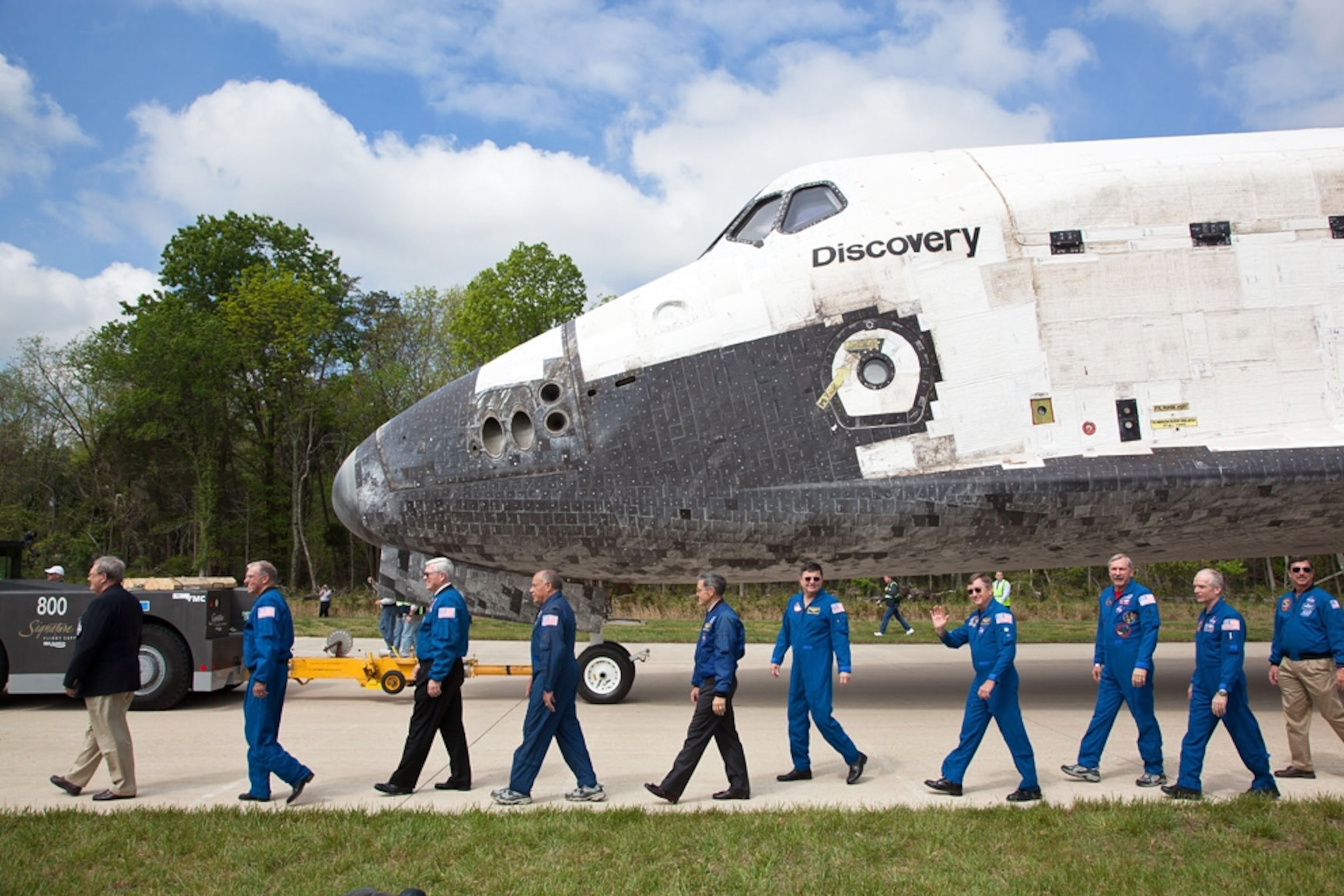 Space shuttle Discovery picture: astronauts walking with the shuttle