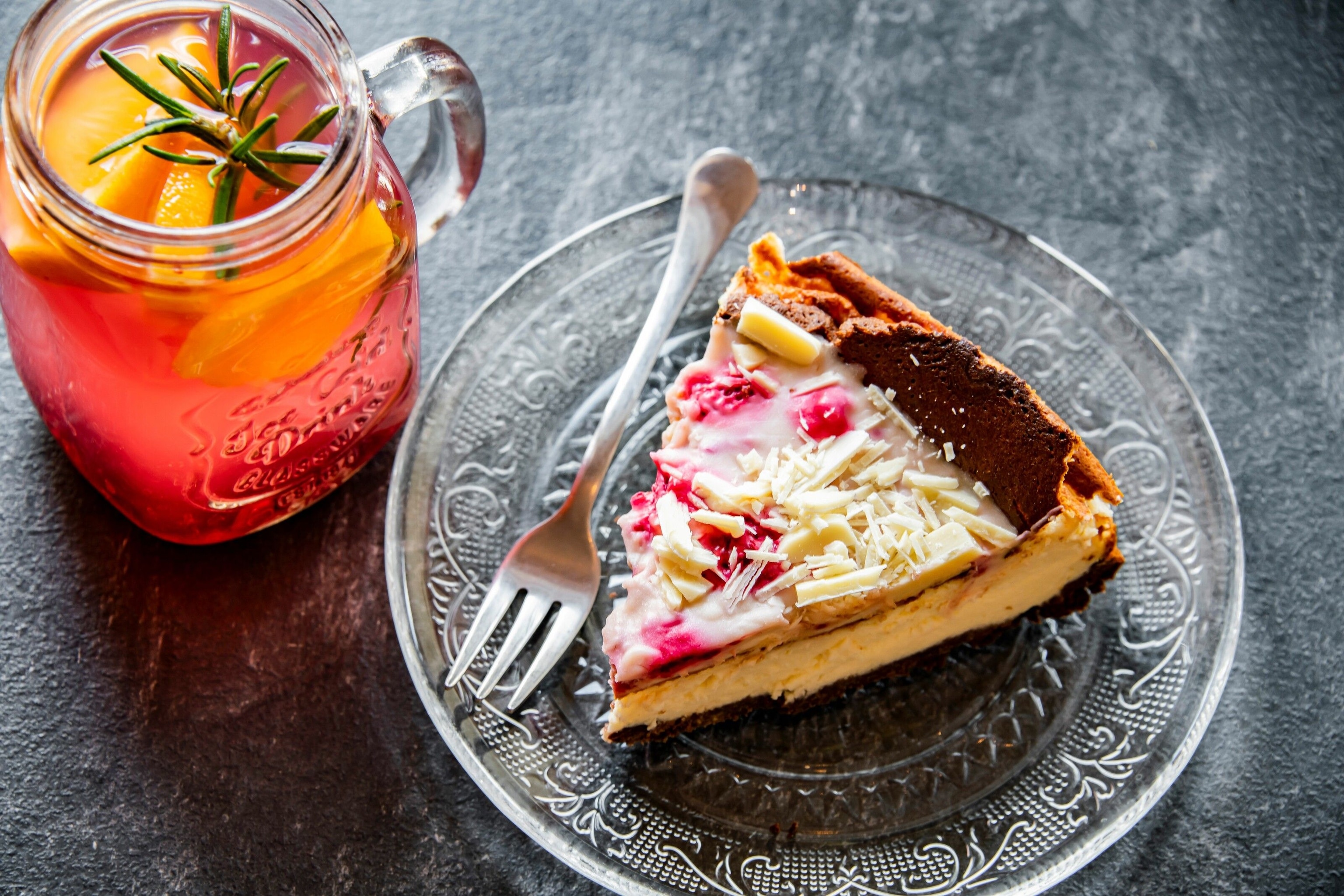 Cheesecake served with a hot fruity drink.