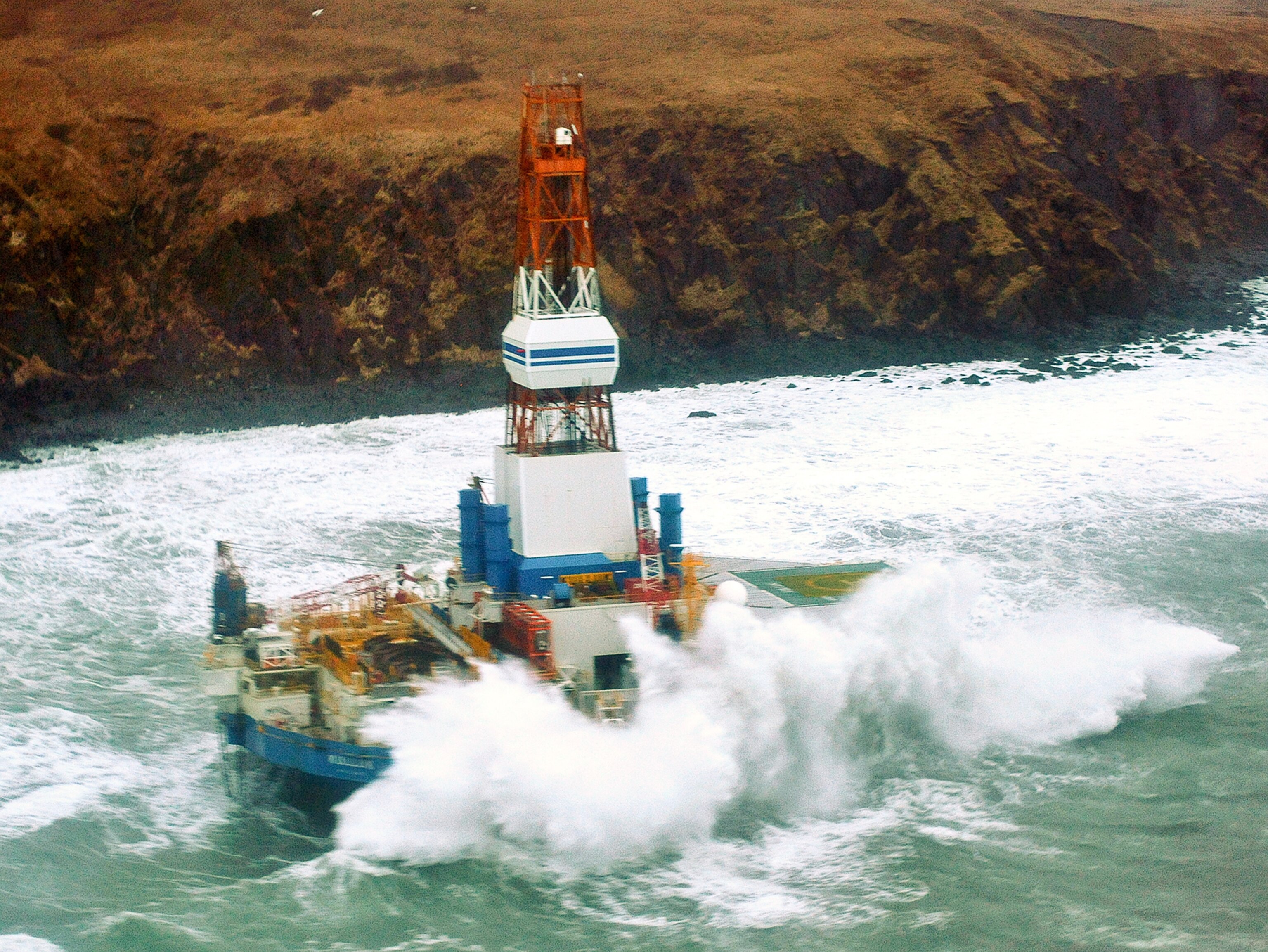 Shell’s Kulluk drilling rig grounded off Sitkalidak Island, Alaska