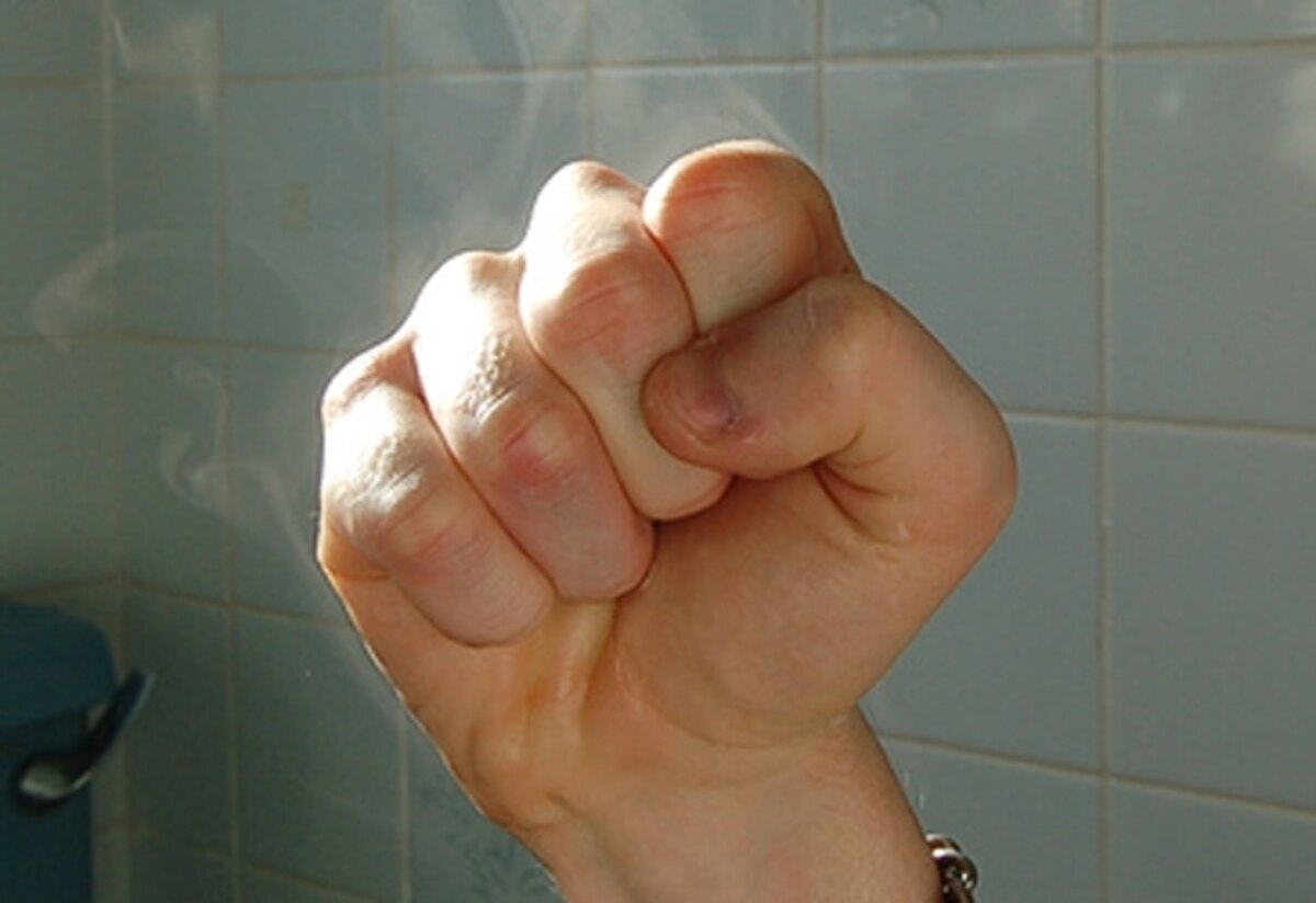 Scientific PunchUp Over Idea That Fighting Shaped Our Hands