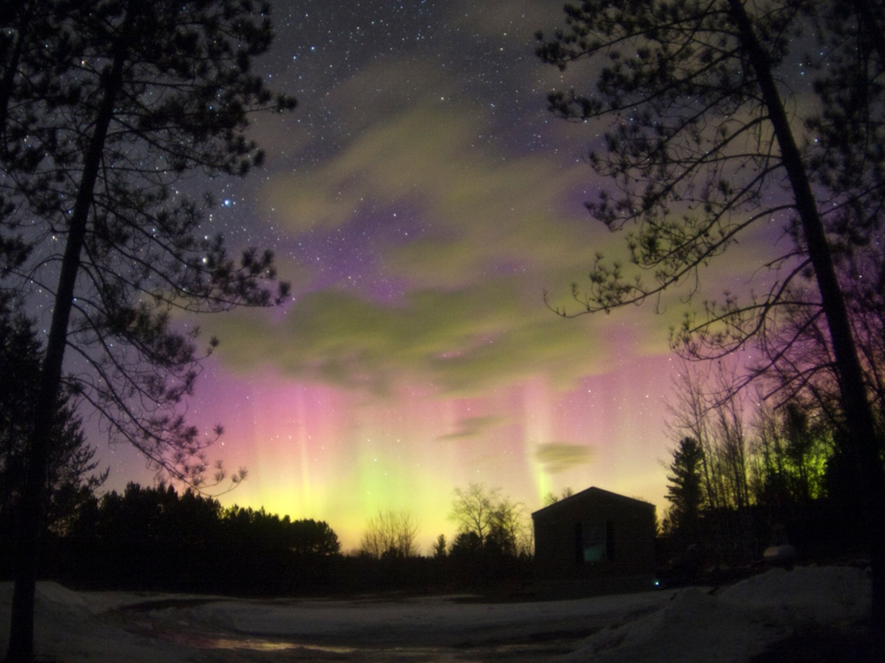 Aurora picture: Northern lights over a house in Wisconsin