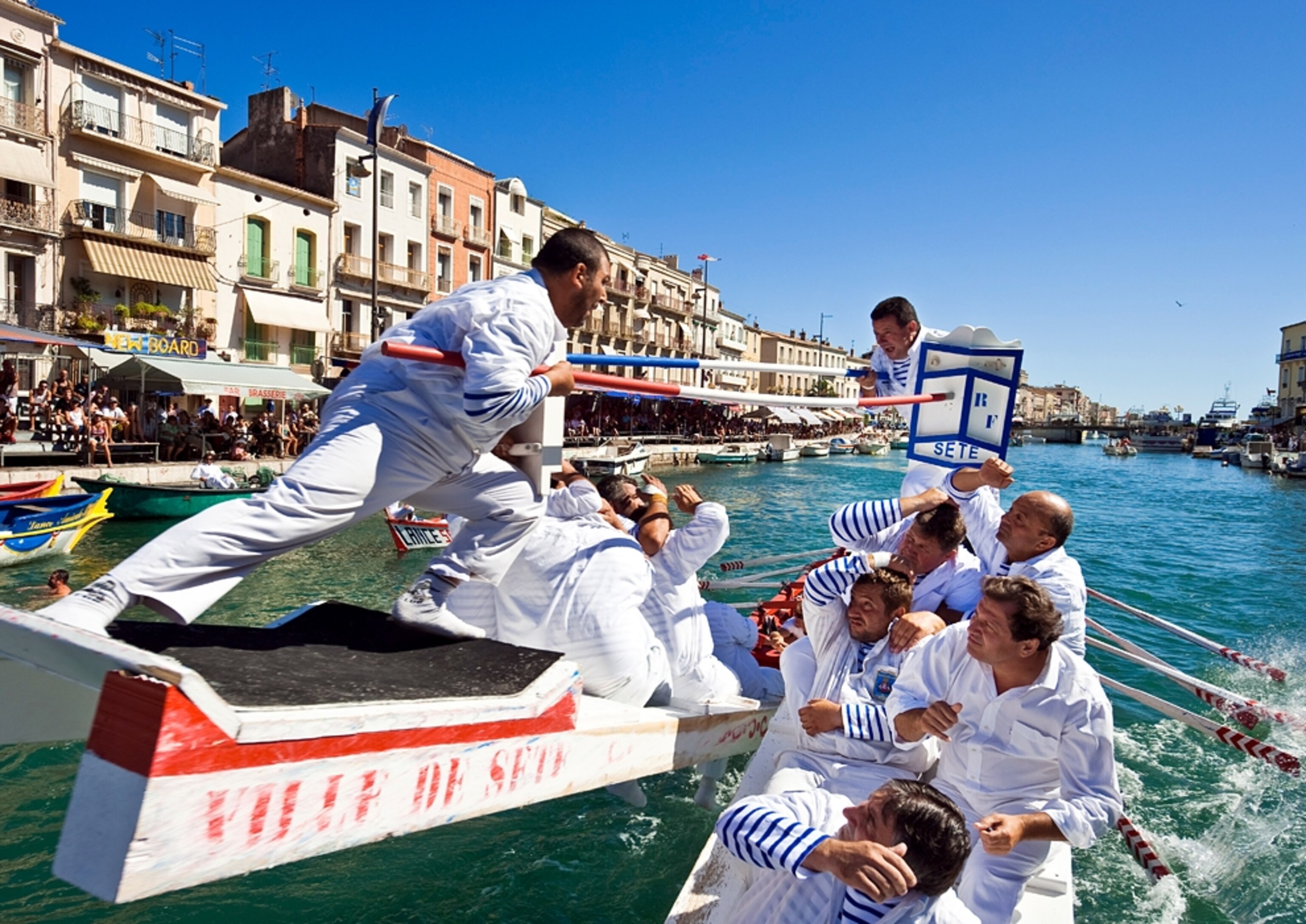 men sea jousting on the Royal Canal in Sète, France
