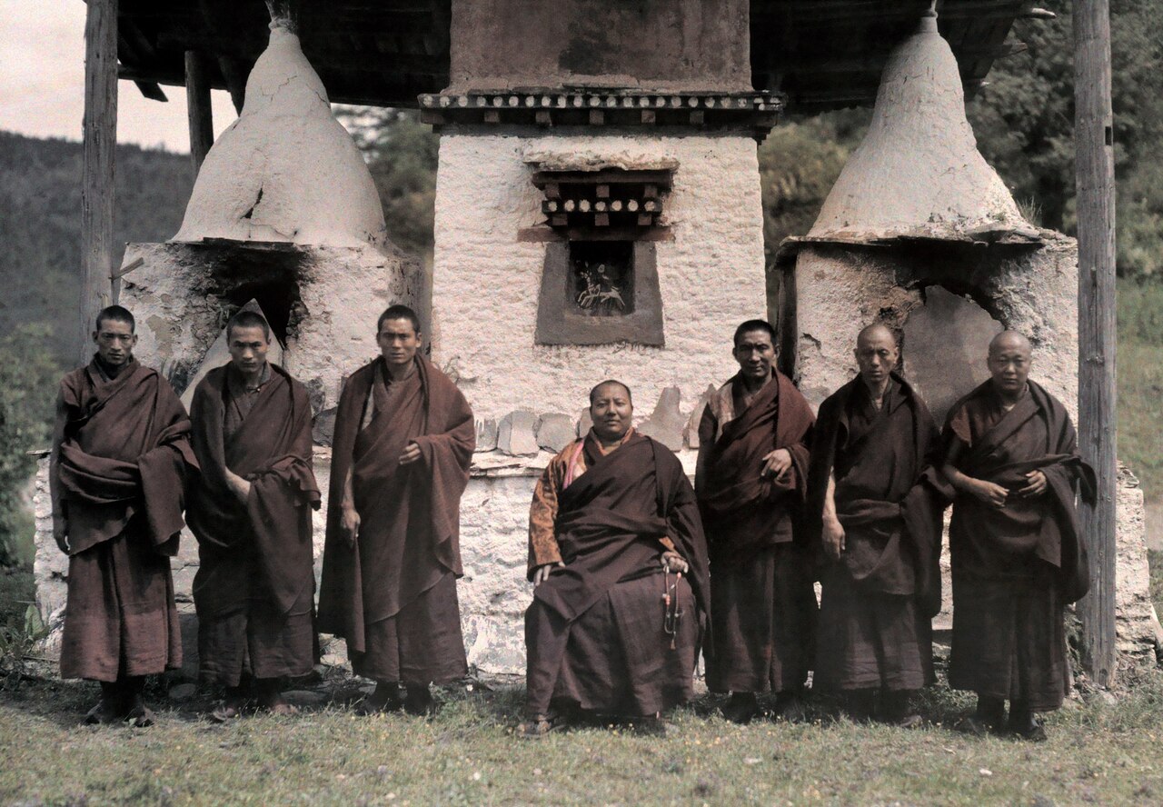 Photo of King posing with his officials.