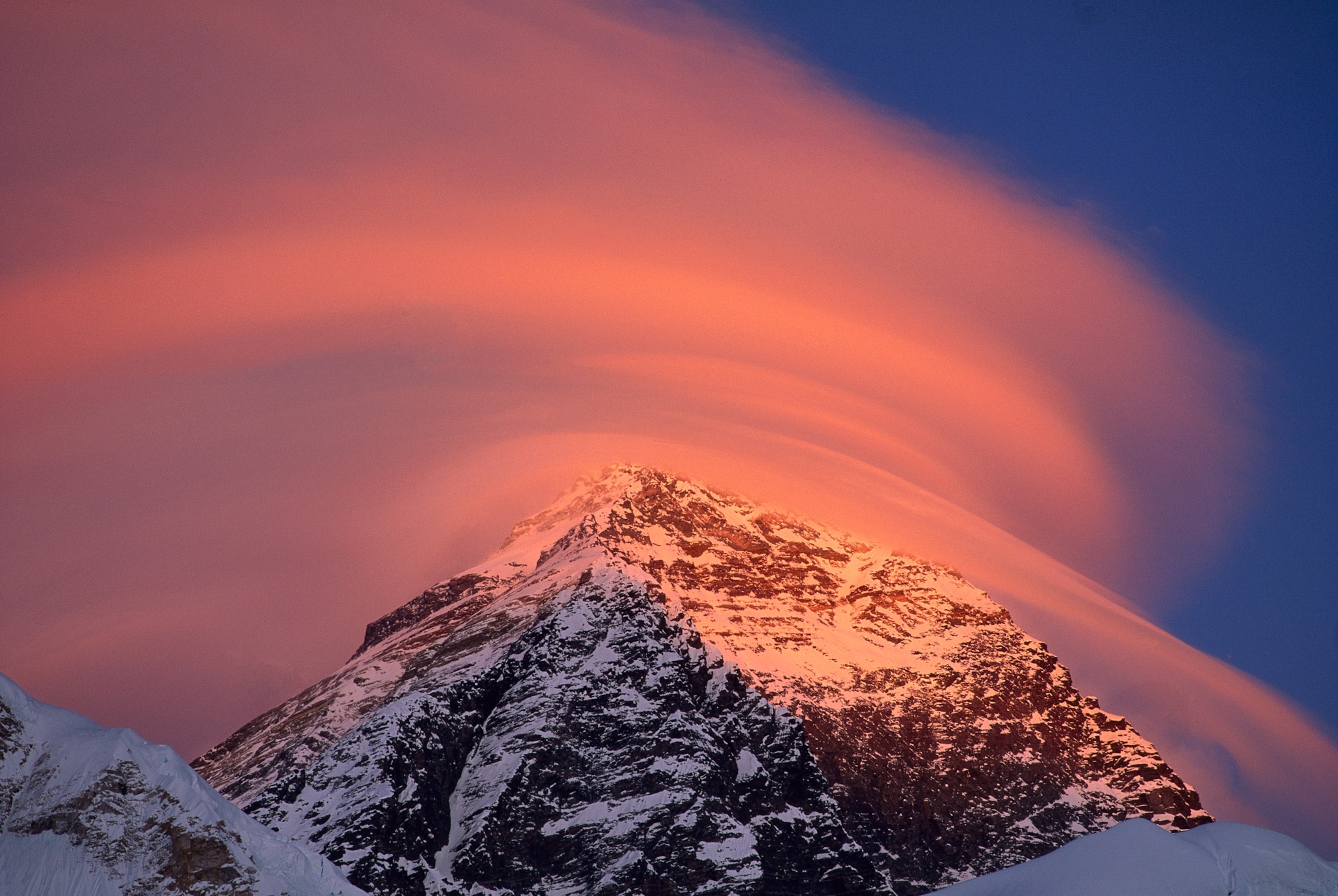 A wind cloud over Mount Everest.