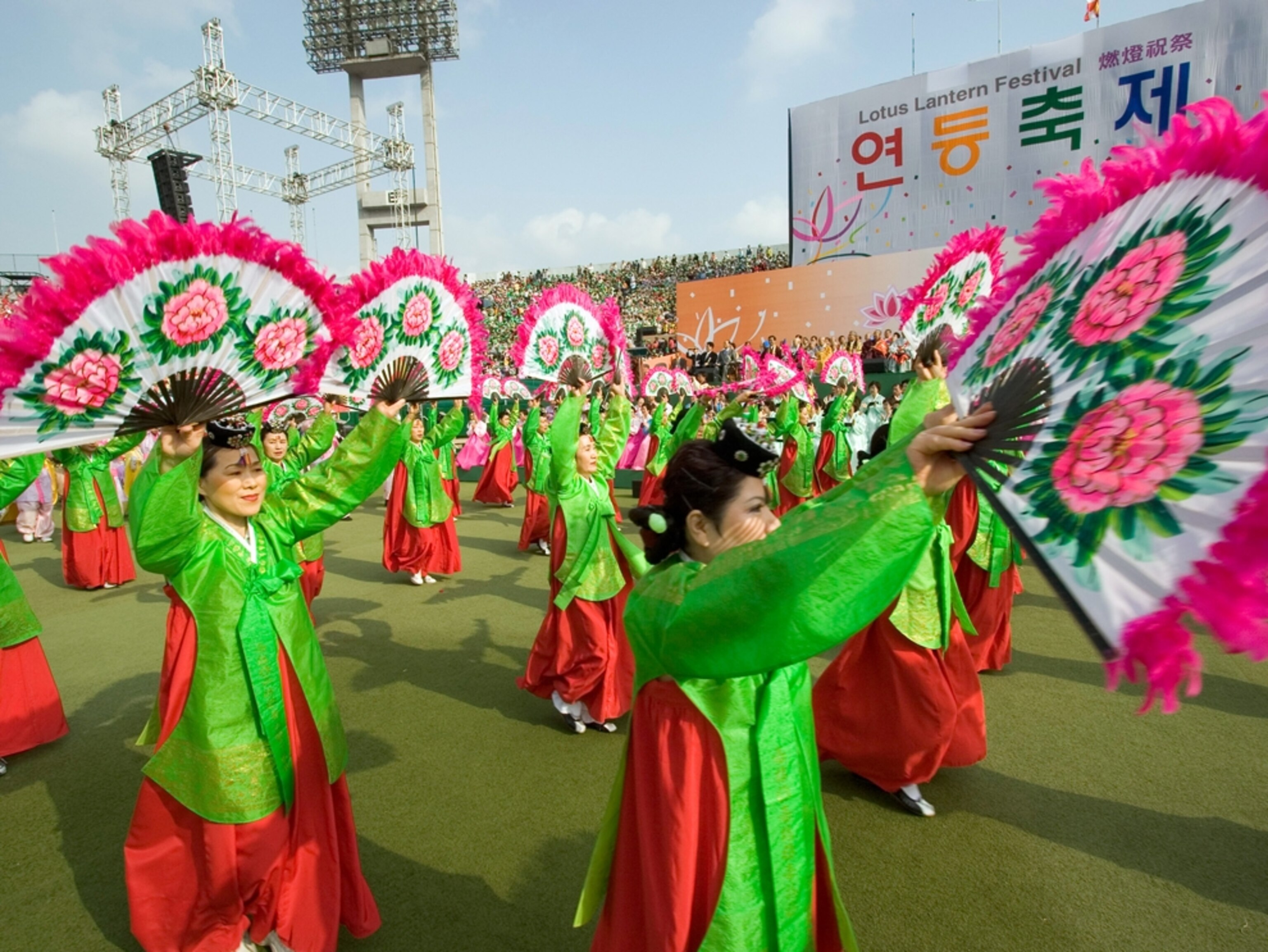 Traditional fan dancers