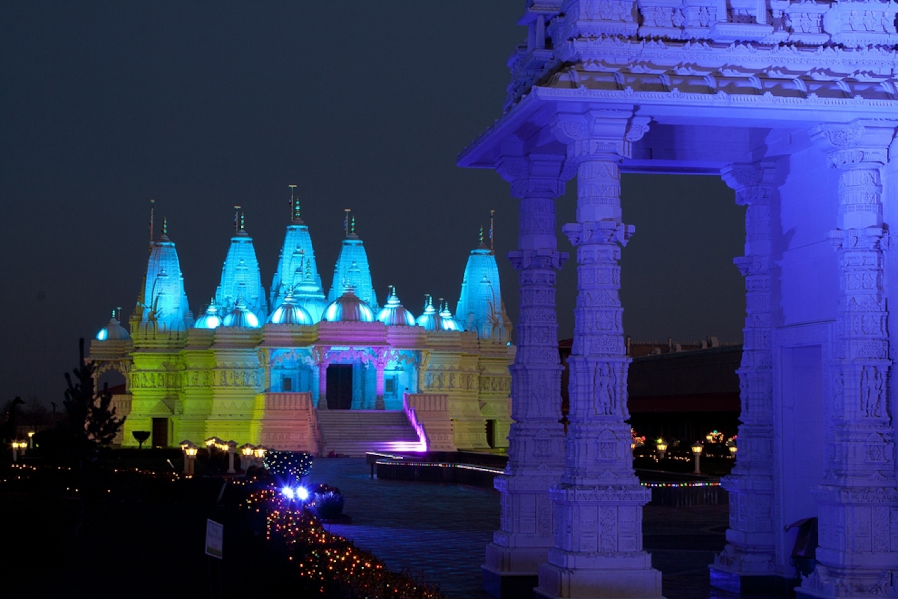 the BAPS temple in Bartlett, Illinois, U.S.