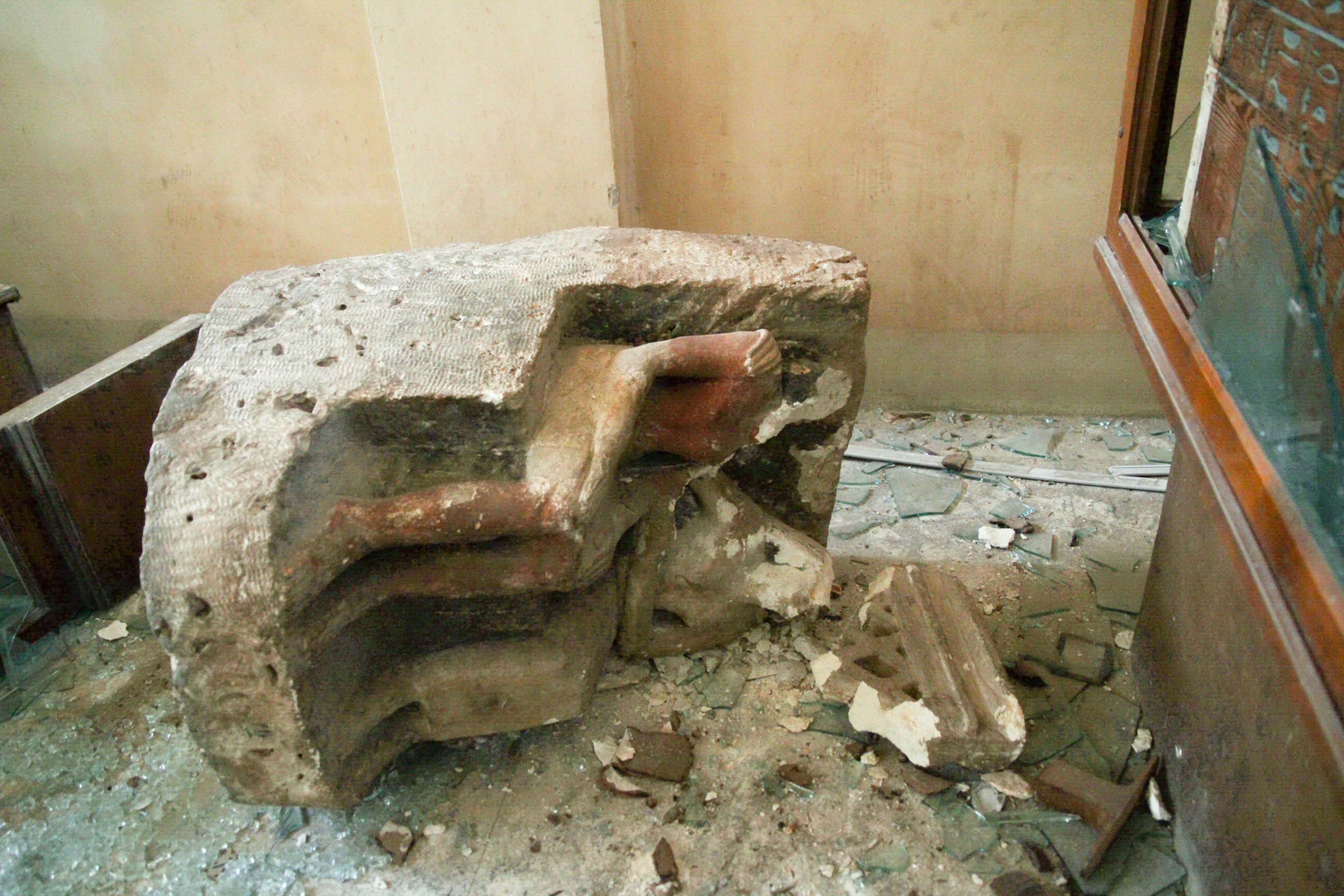 Mallawi Museum - Picture of statue of married couple smashed in Mallawi Museum