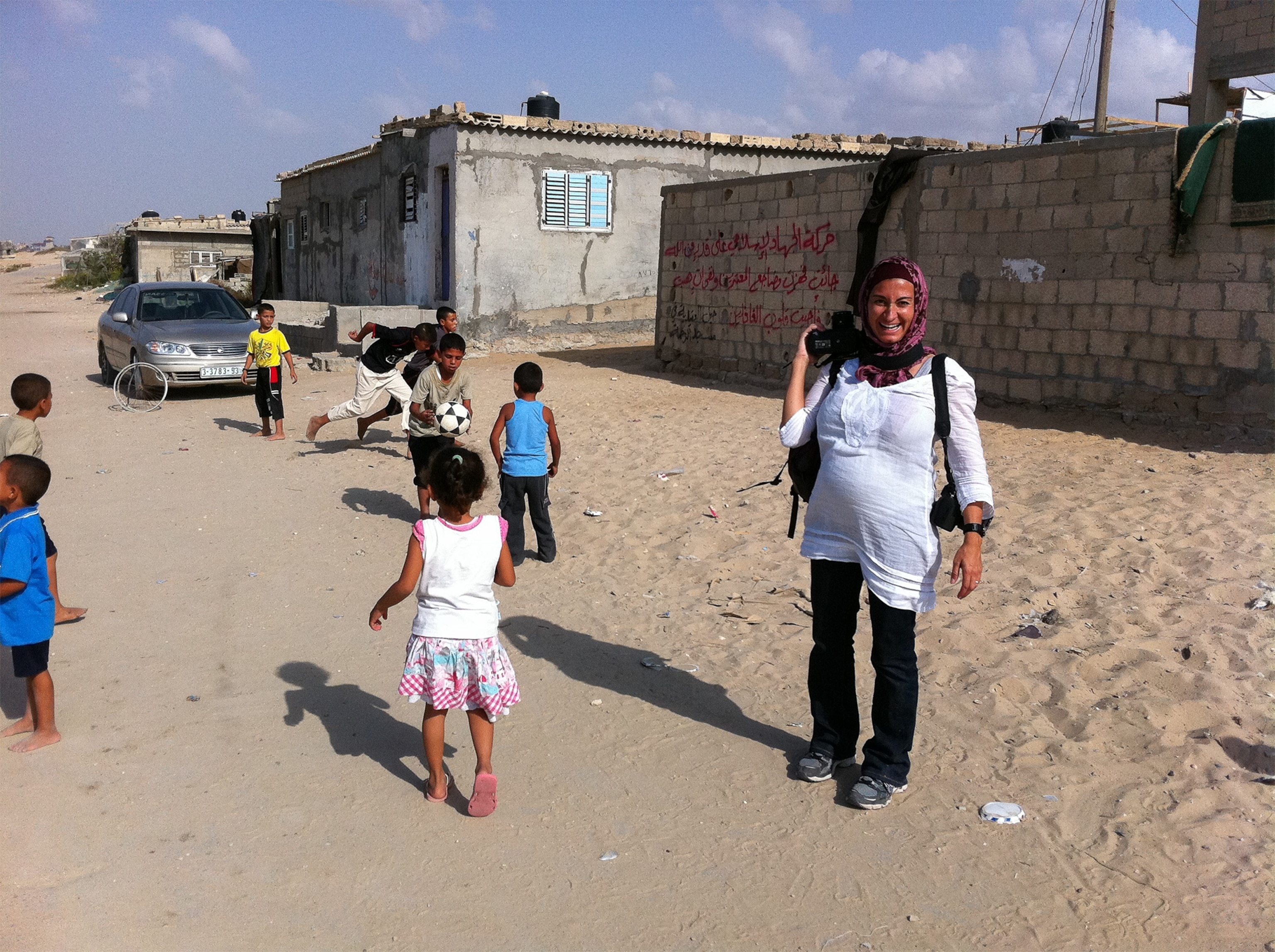 photographer Lynsey Addario photographing while 27 weeks pregnant in the Gaza Strip
