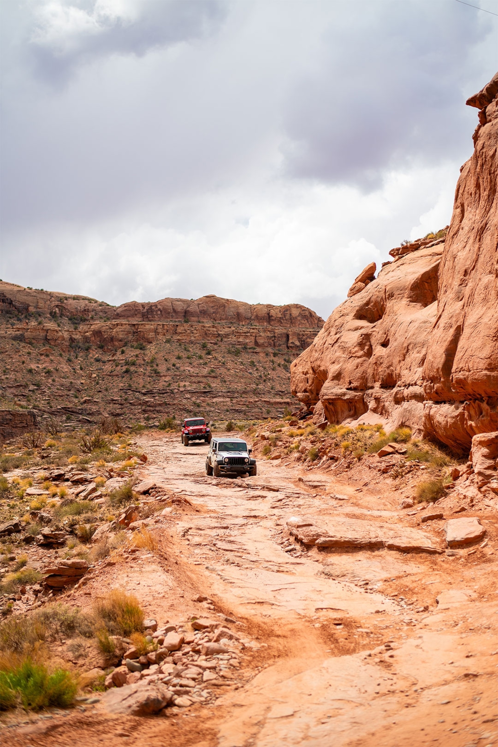 4x4 driving along red rock cliffs
