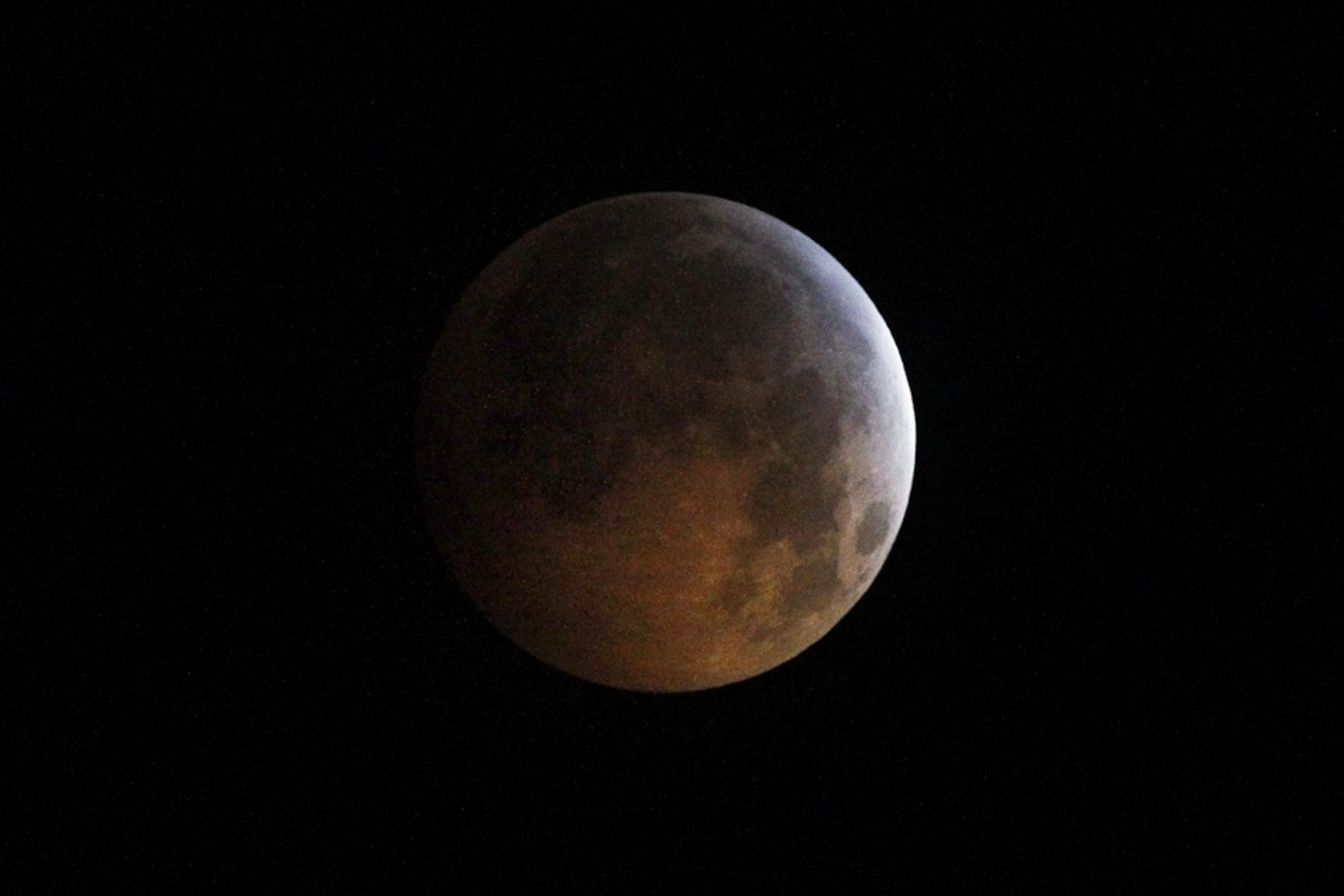 Lunar eclipse in the hours just after December 20th, 2010, over Montevideo, Chile (picture)