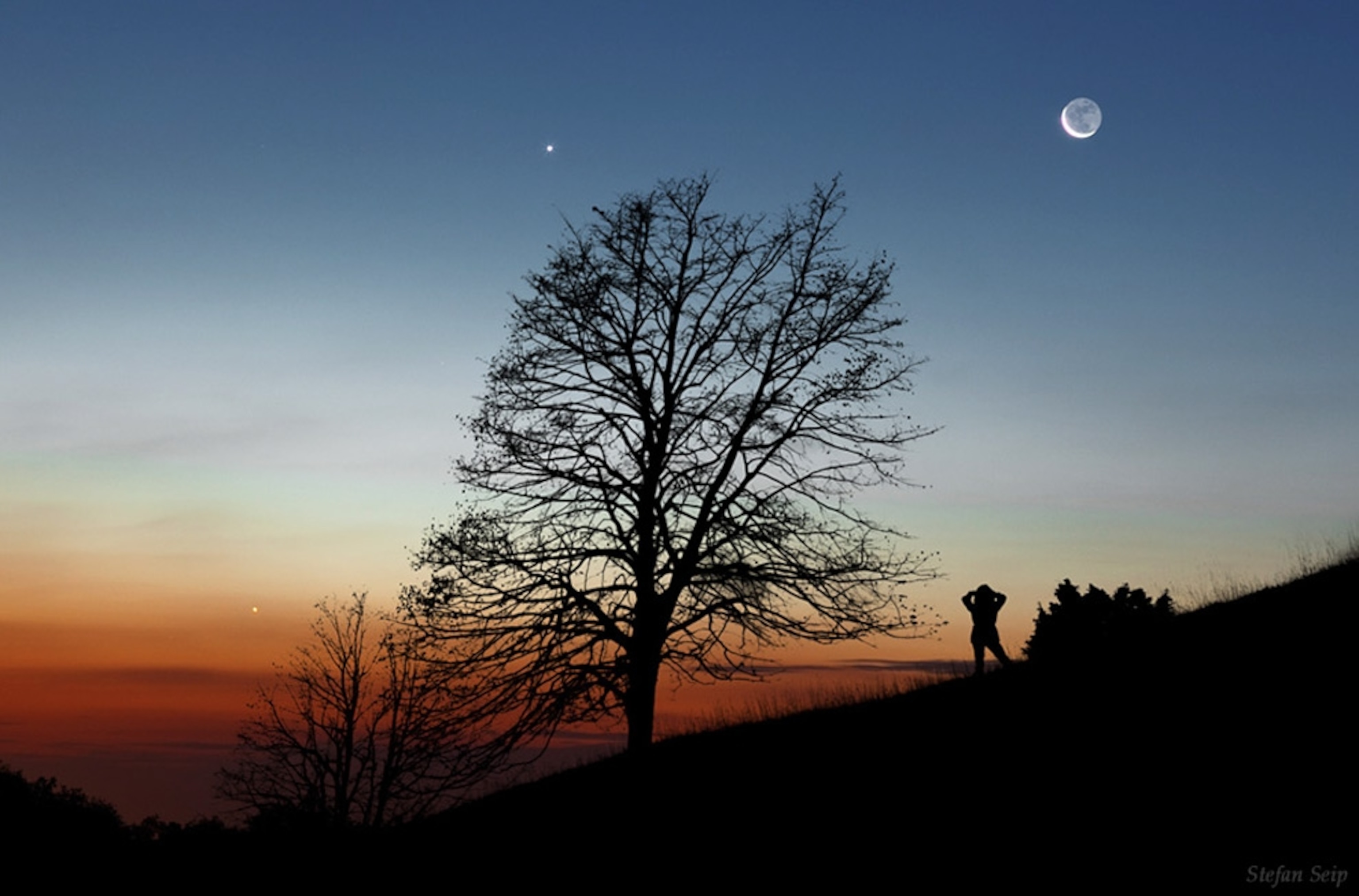 Venus and Mercury are seen in the night sky.